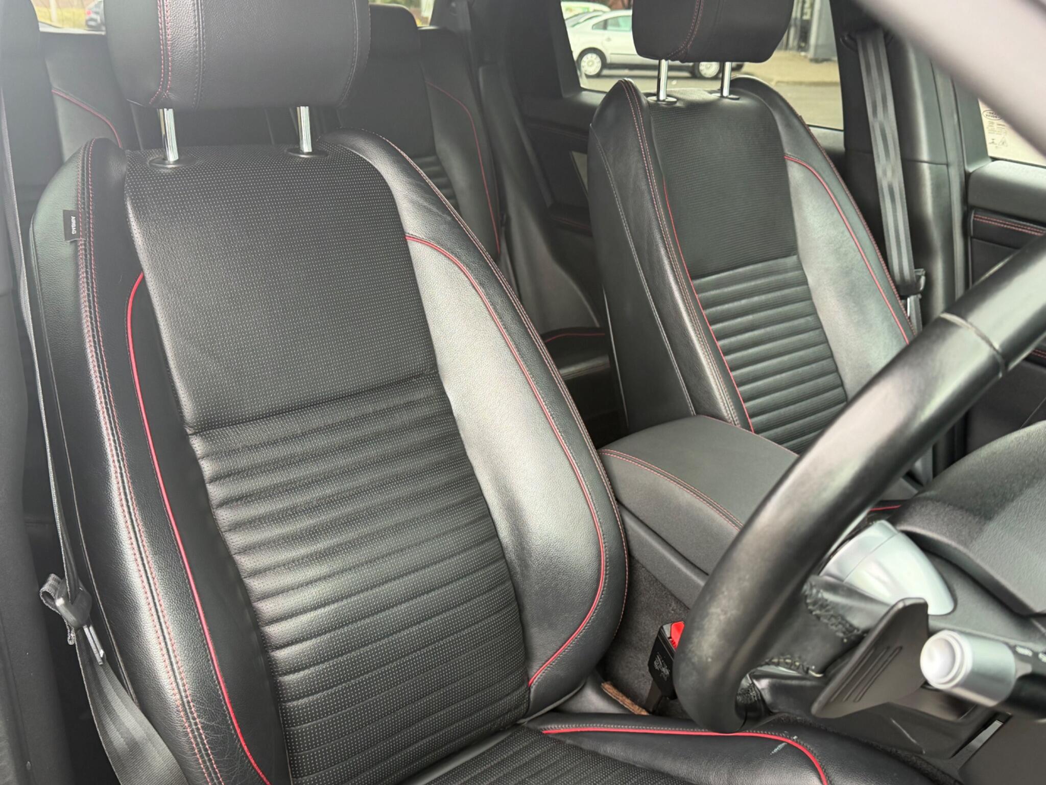 Land Rover Discovery Sport view 9