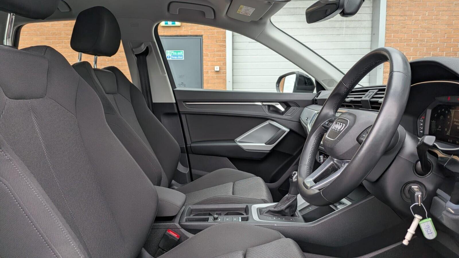 Audi Q3 view 19