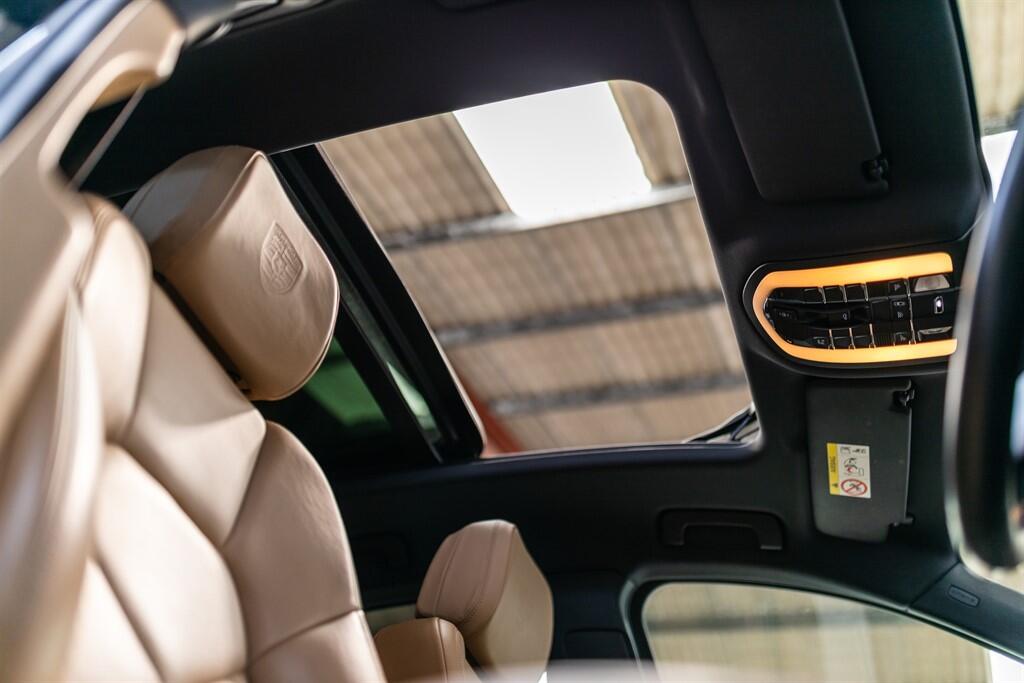 Porsche Macan view 8