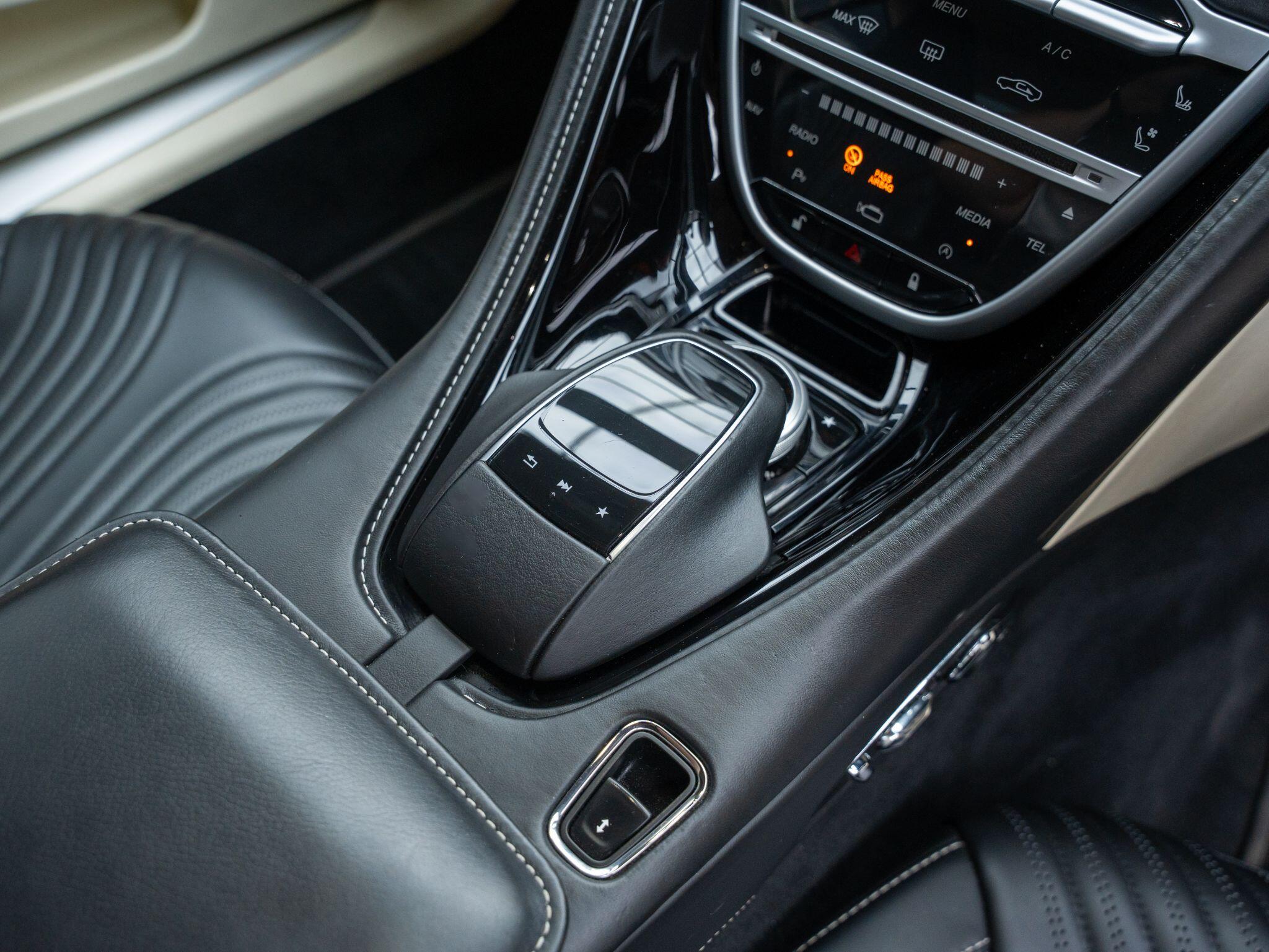 Aston Martin DB11 view 27