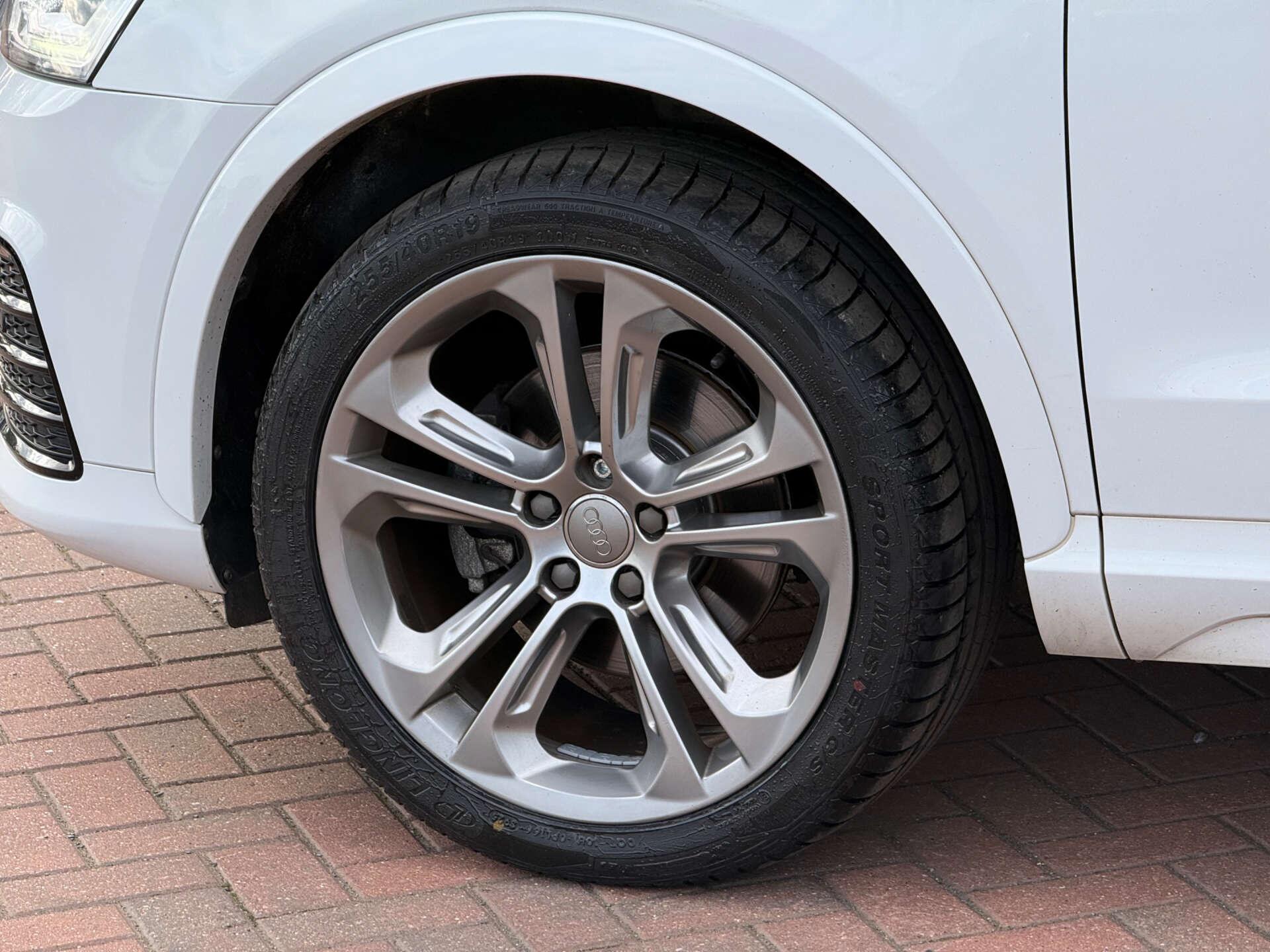 Audi Q3 view 9