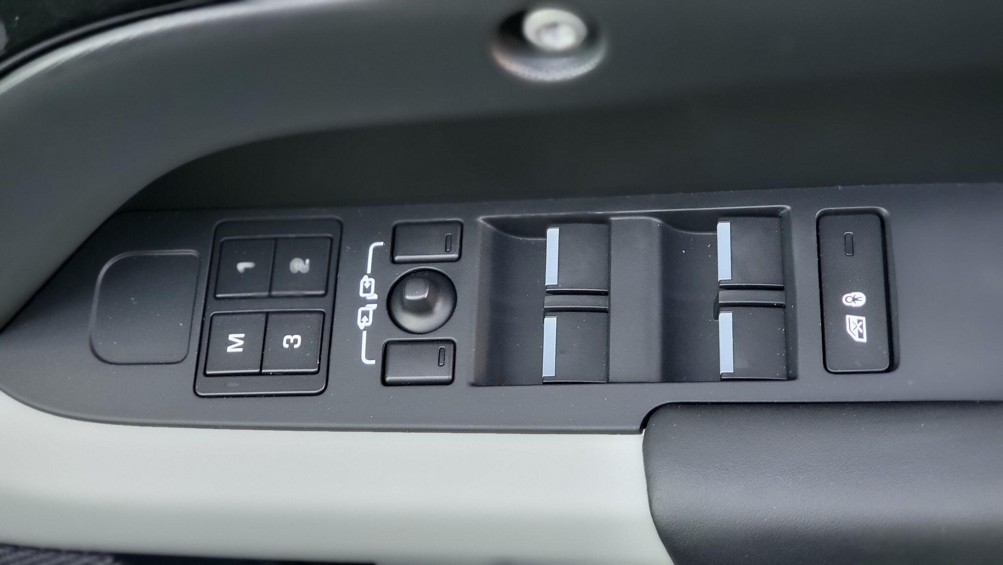 Land Rover Defender view 30