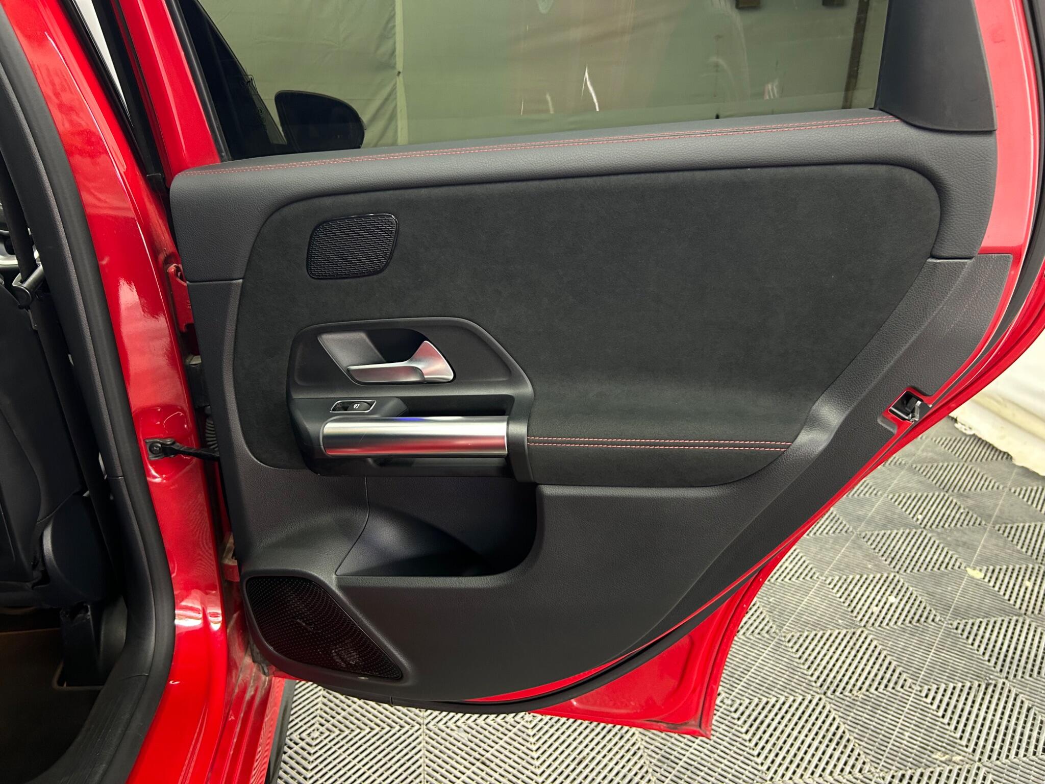 Mercedes-Benz B Class view 32