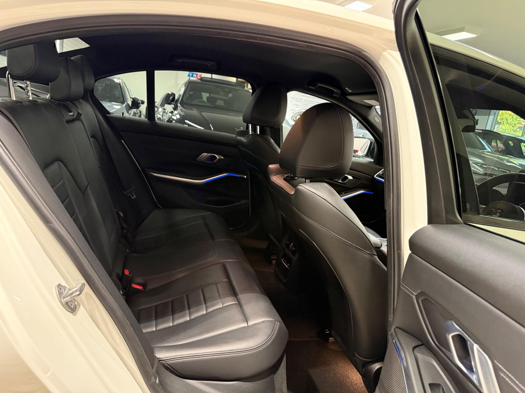 BMW 3 Series view 26