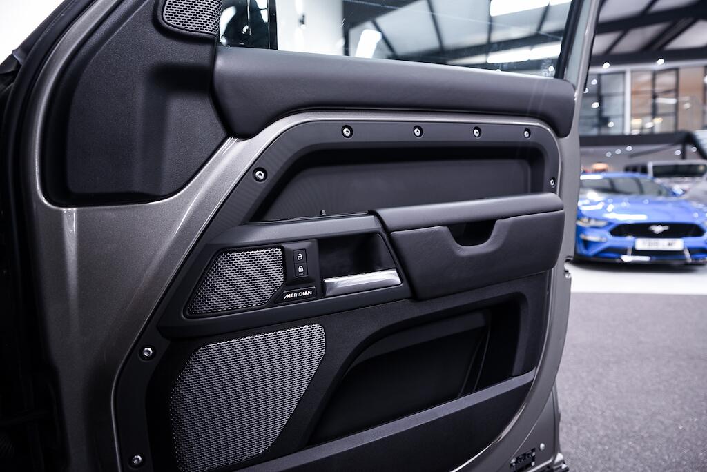 Land Rover Defender view 32