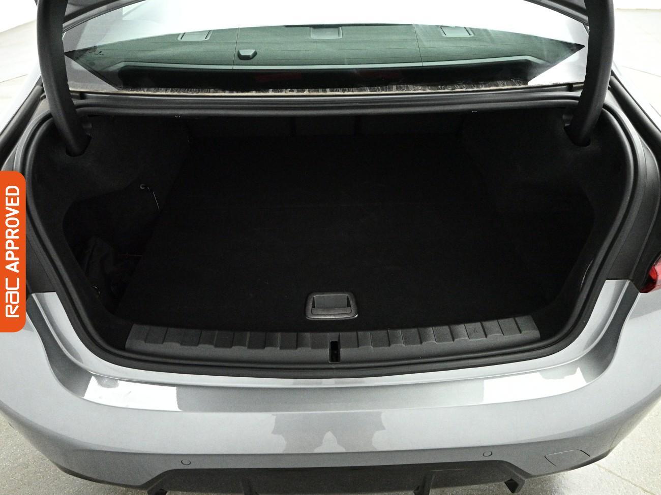 BMW 3 Series view 29