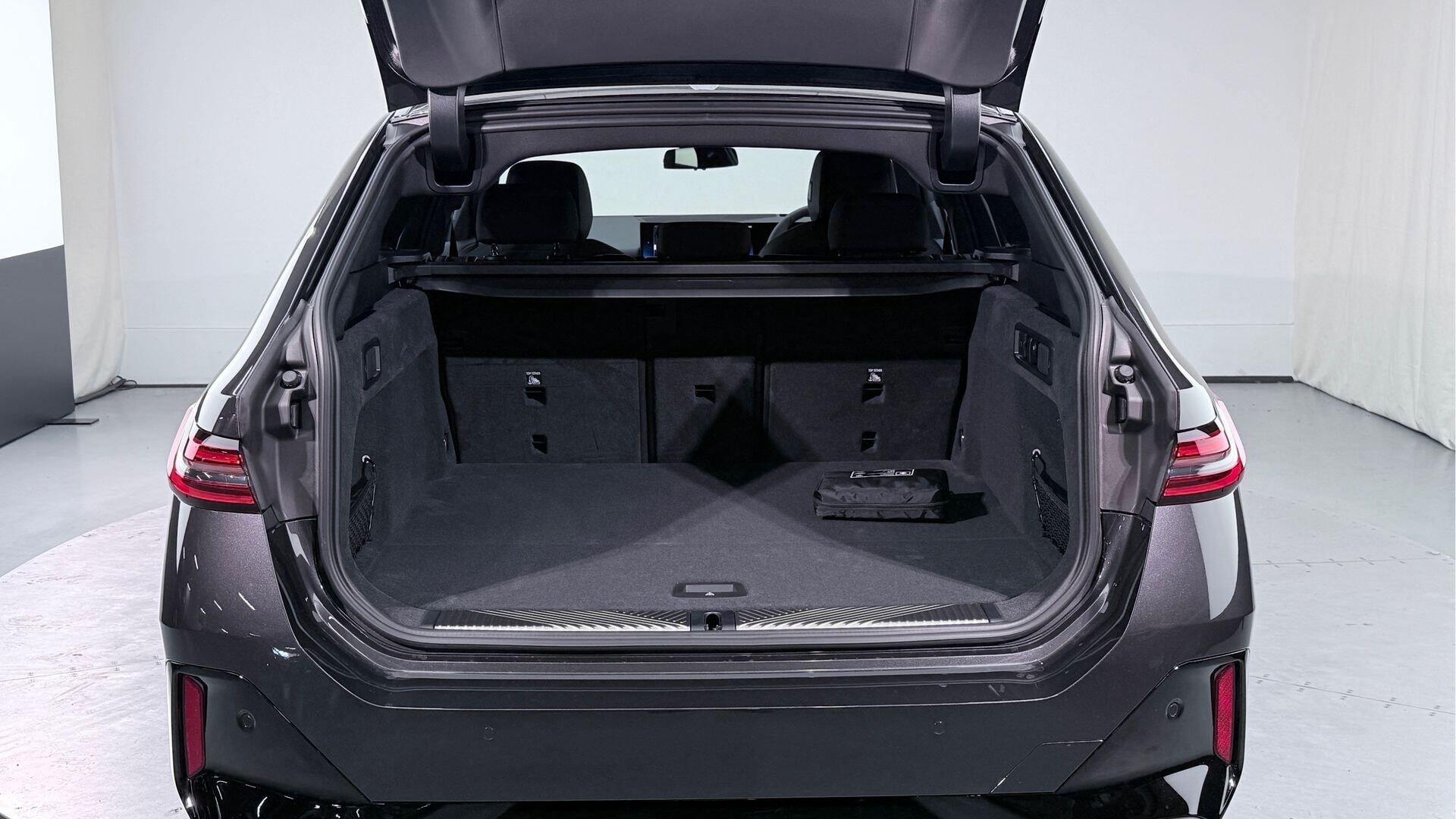 BMW 5 Series view 13
