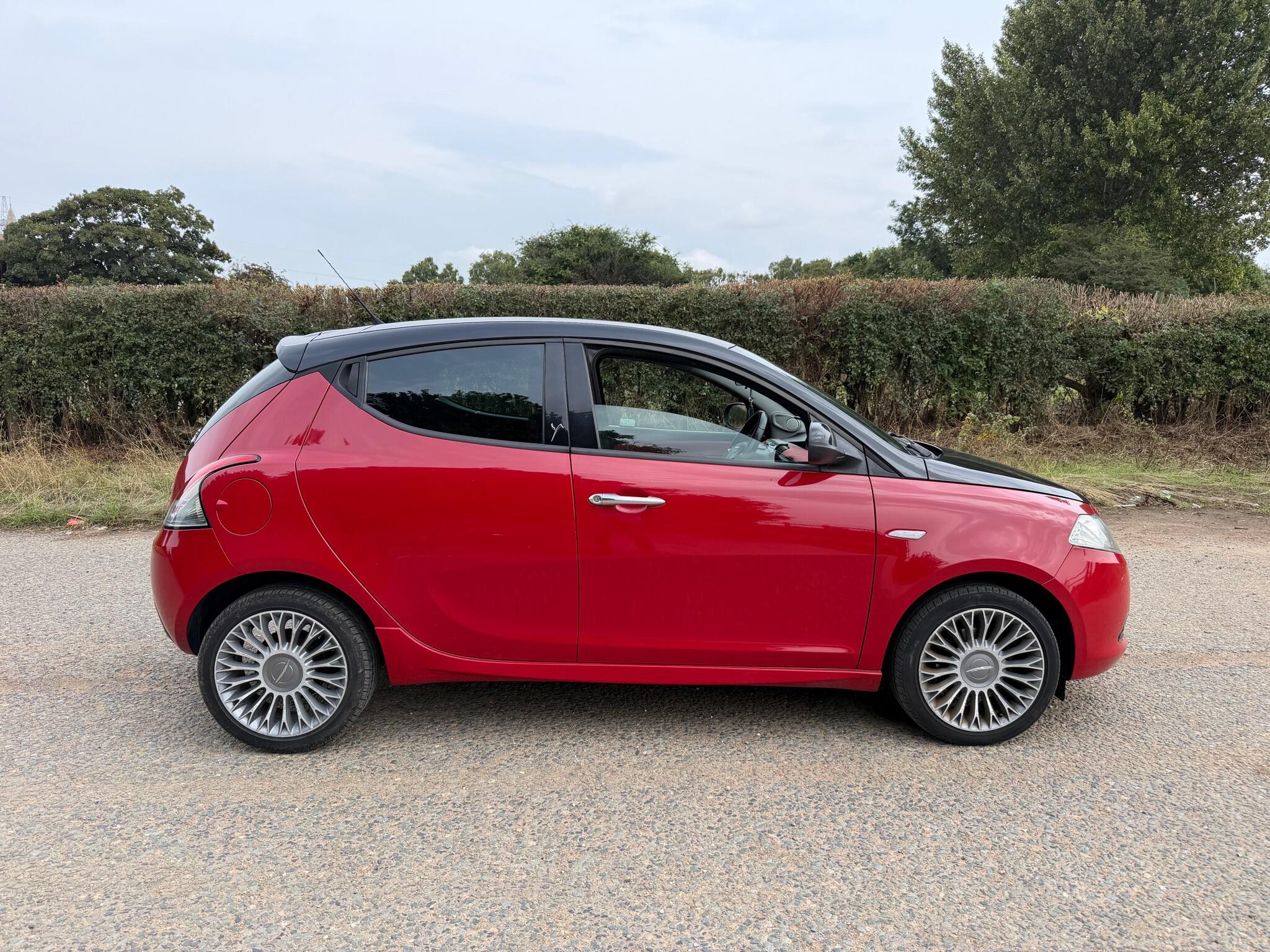 Chrysler Ypsilon view 2