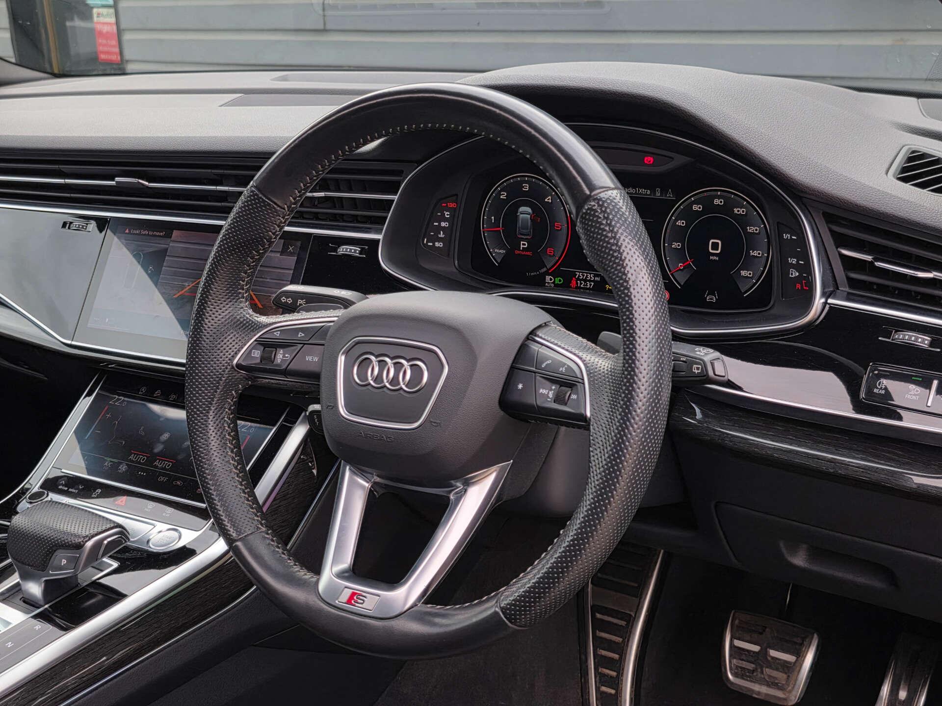 Audi Q8 view 16