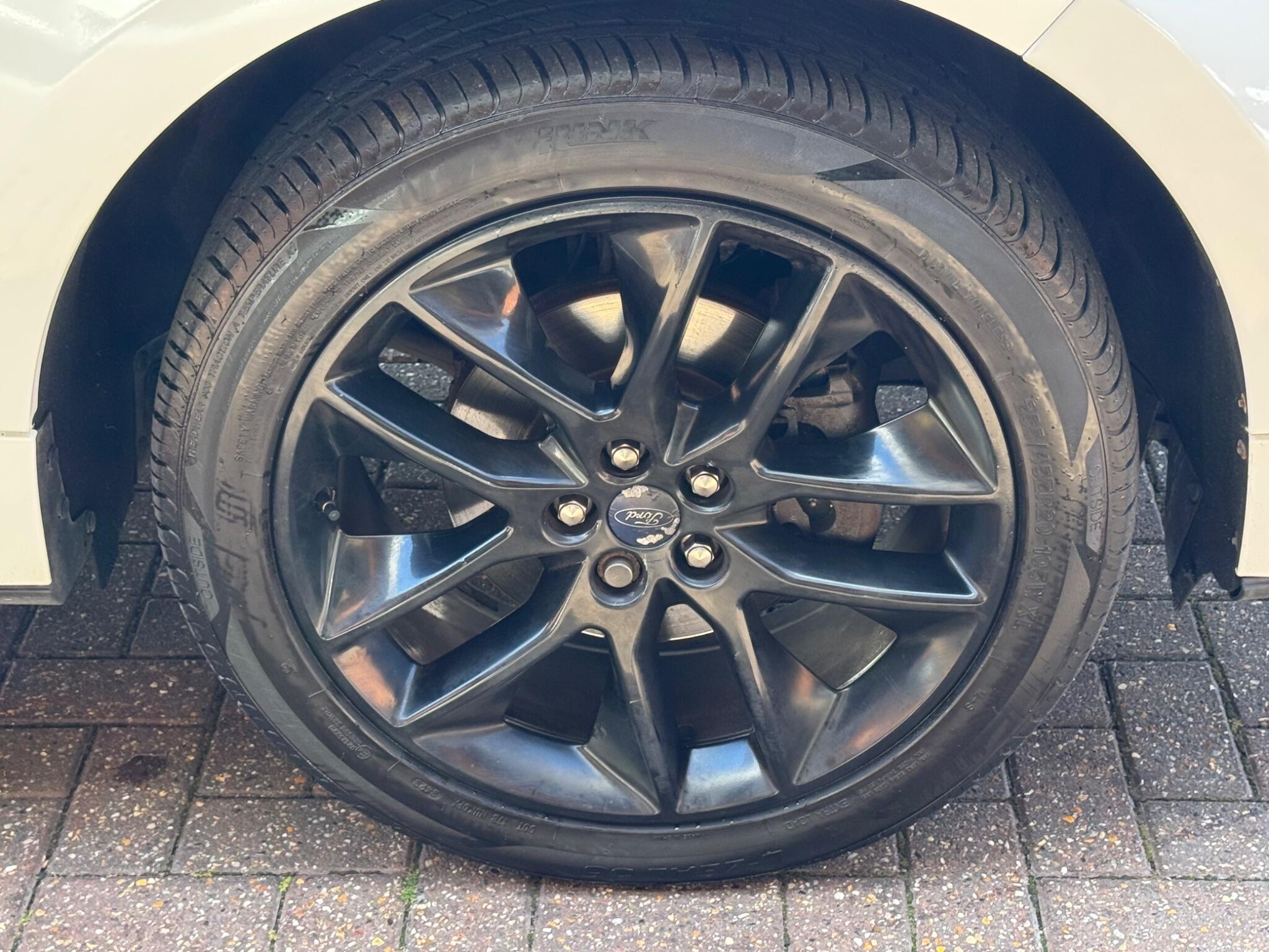 Ford Edge view 35