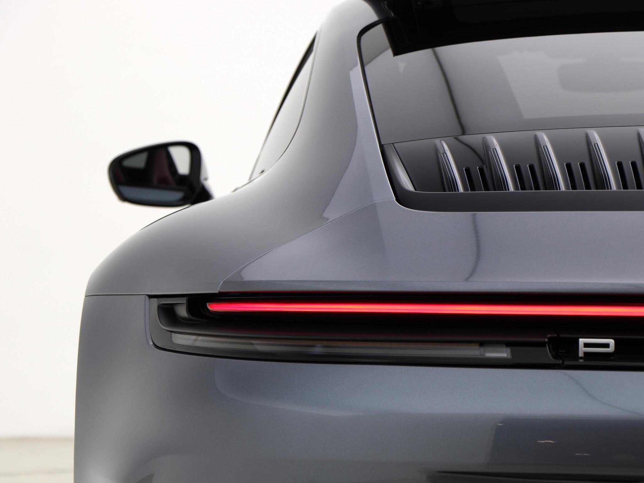 Porsche 911 view 18