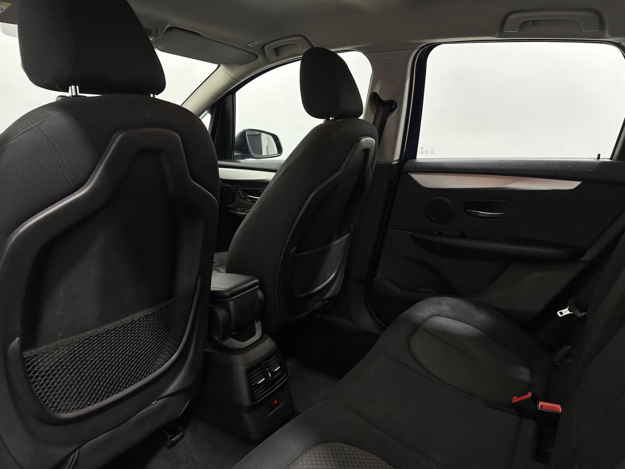 BMW 2 Series view 36