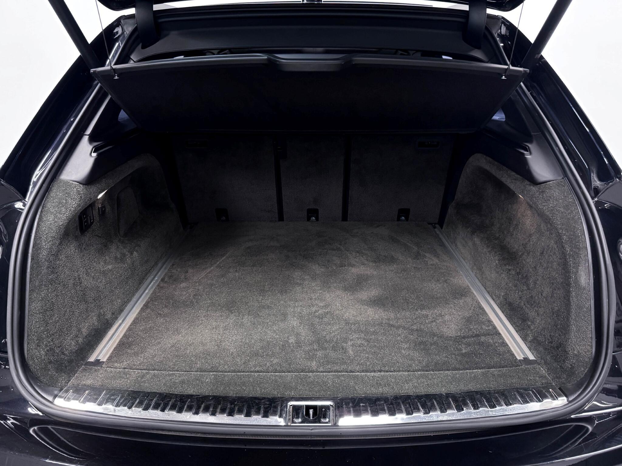 Bentley Bentayga view 8
