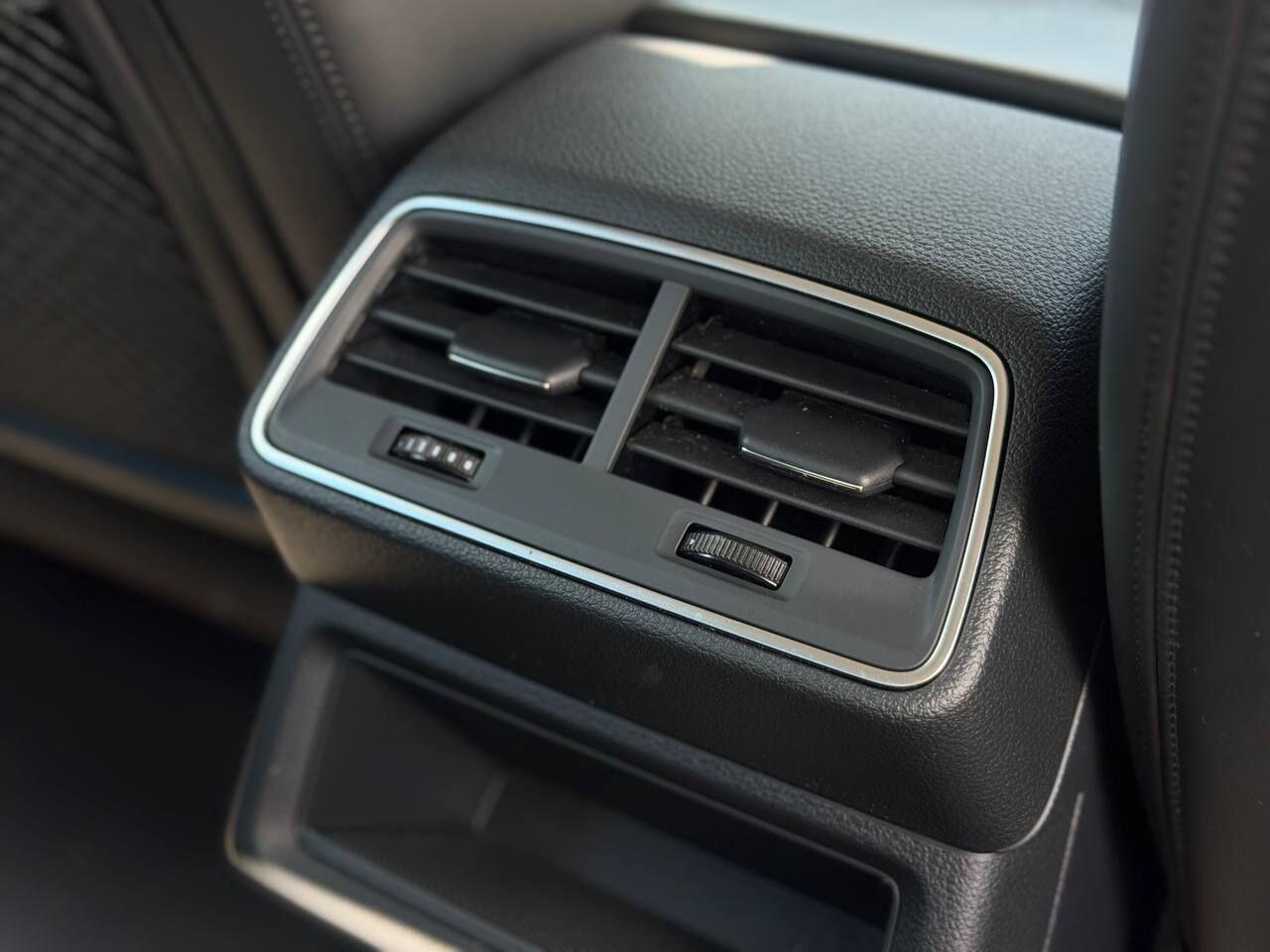Audi E-Tron view 24