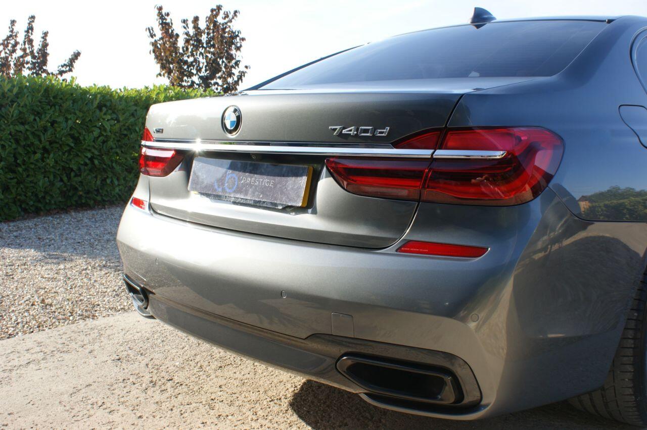 BMW 7 Series view 16