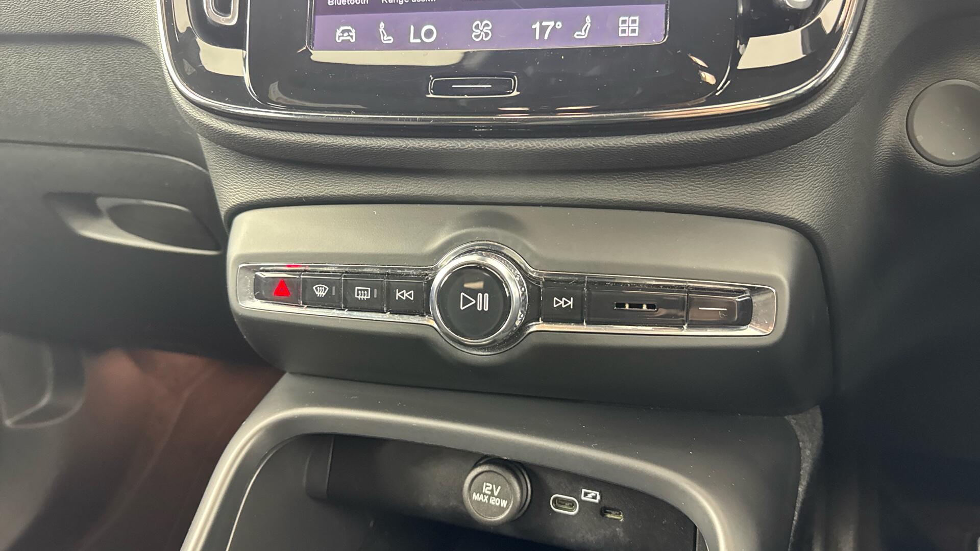 Volvo XC40 view 34
