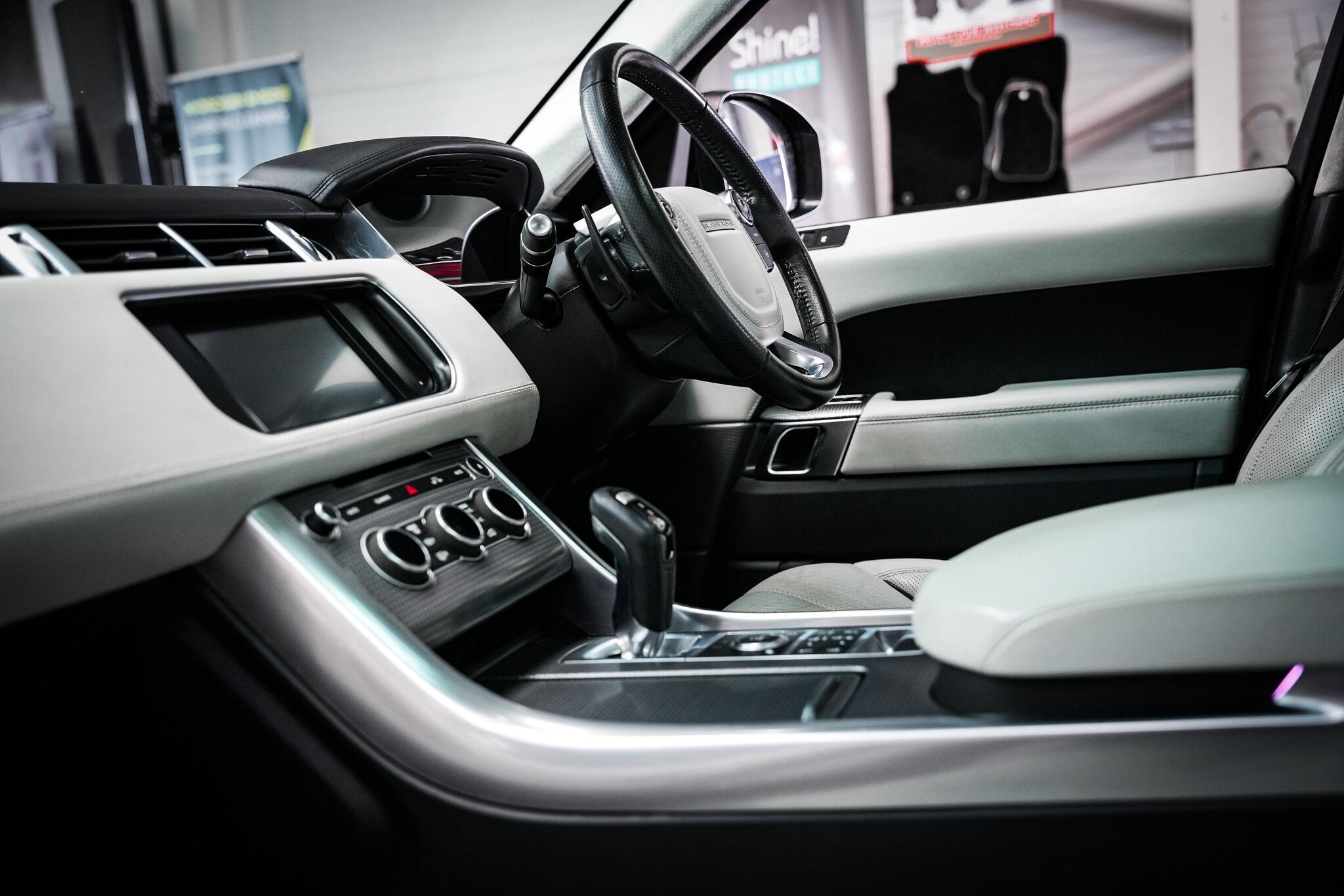 Land Rover Range Rover Sport view 3