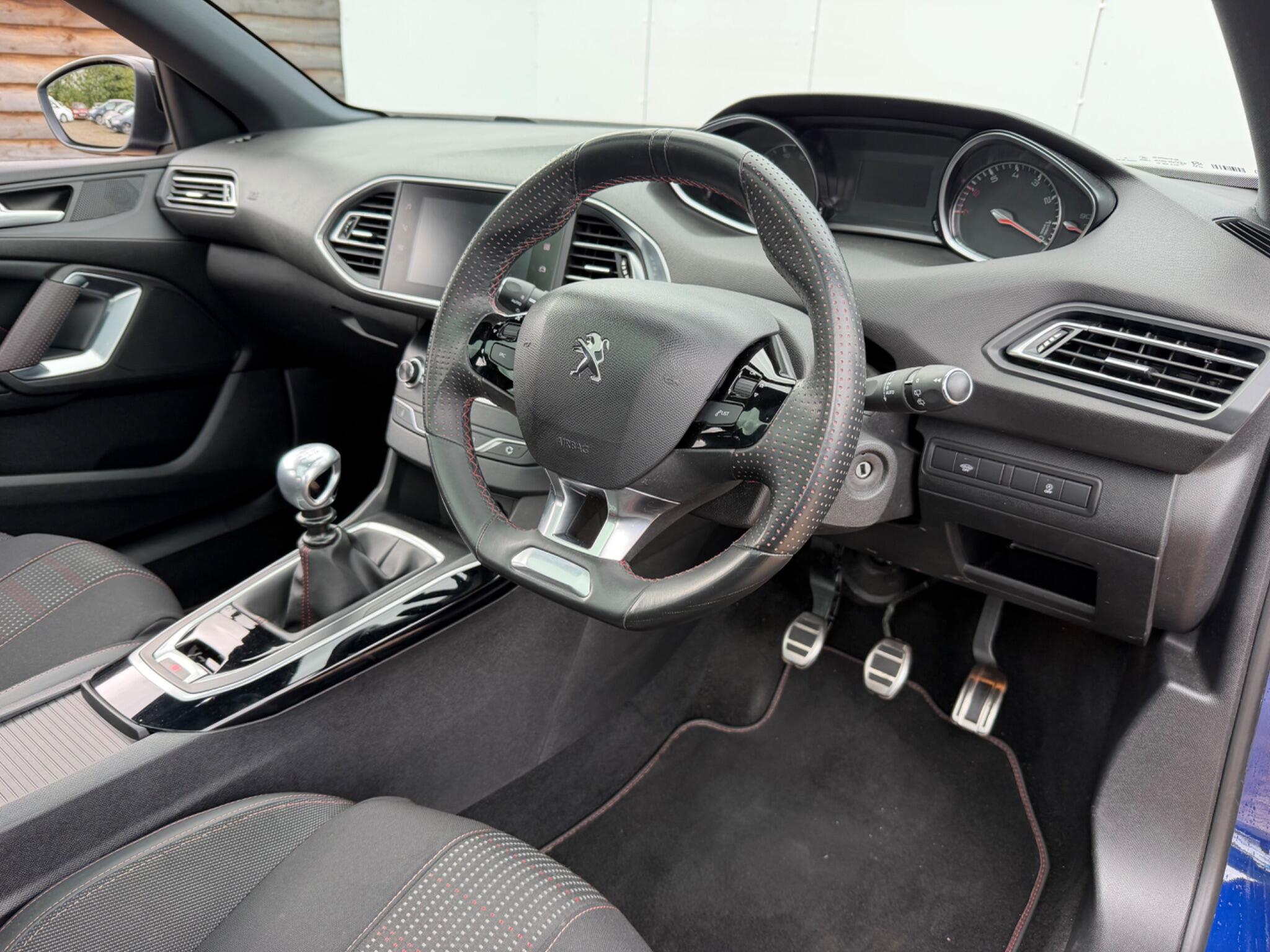 Peugeot 308 view 9