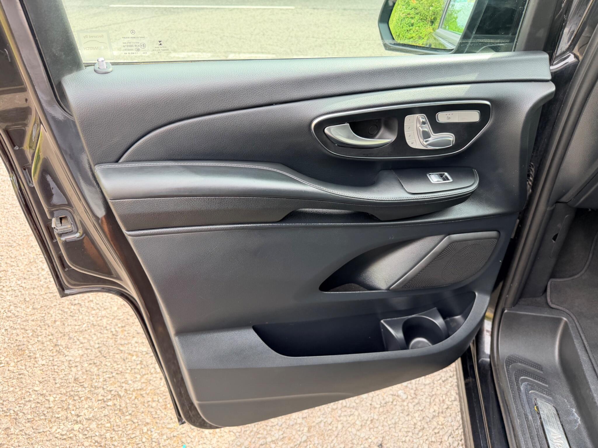 Mercedes-Benz V-Class view 31