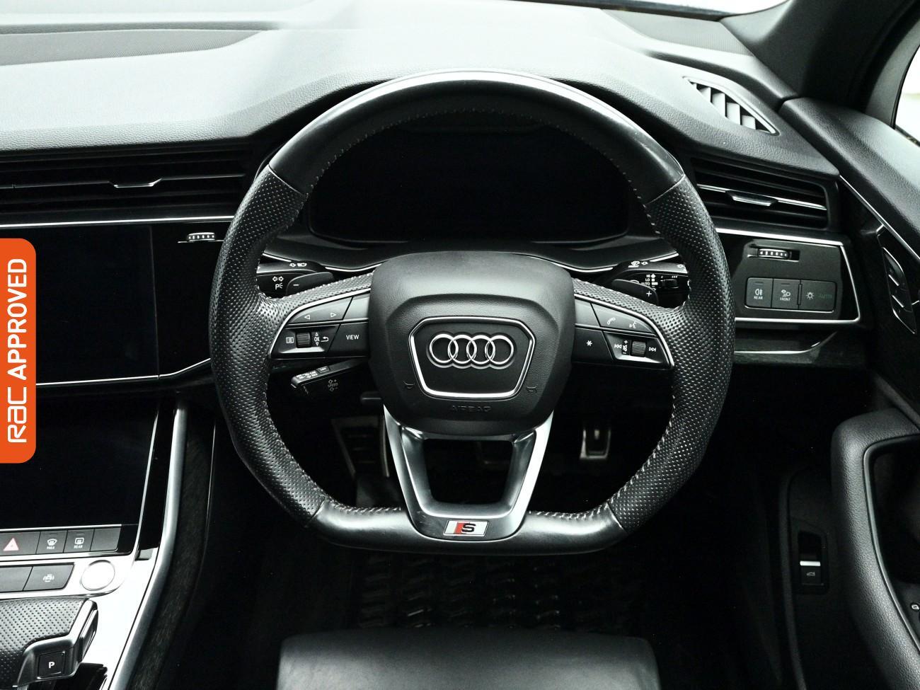 Audi Q7 view 9