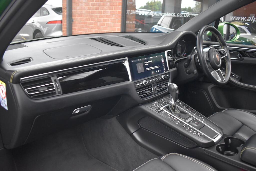 Porsche Macan view 44