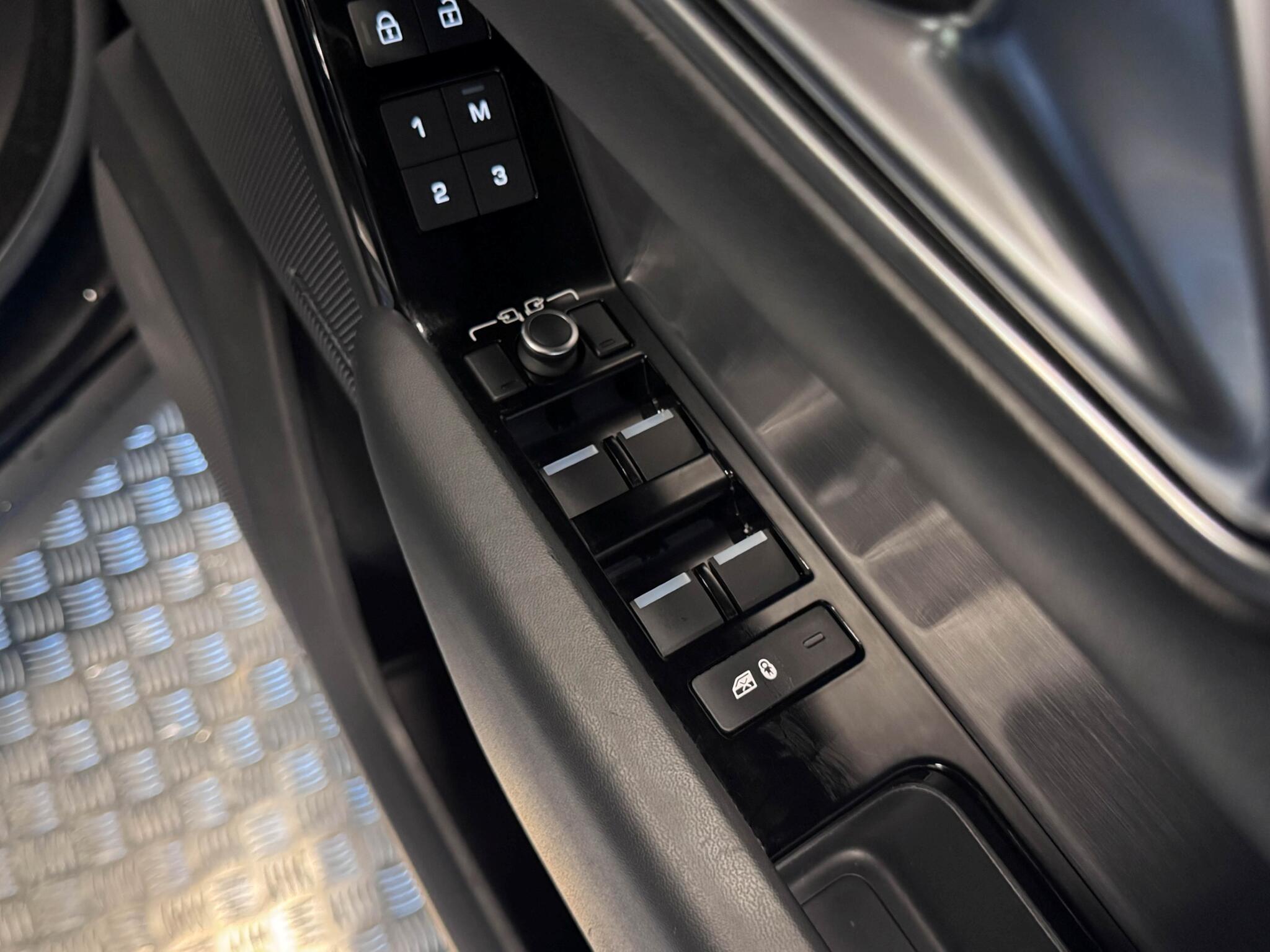 Land Rover Range Rover Velar view 14