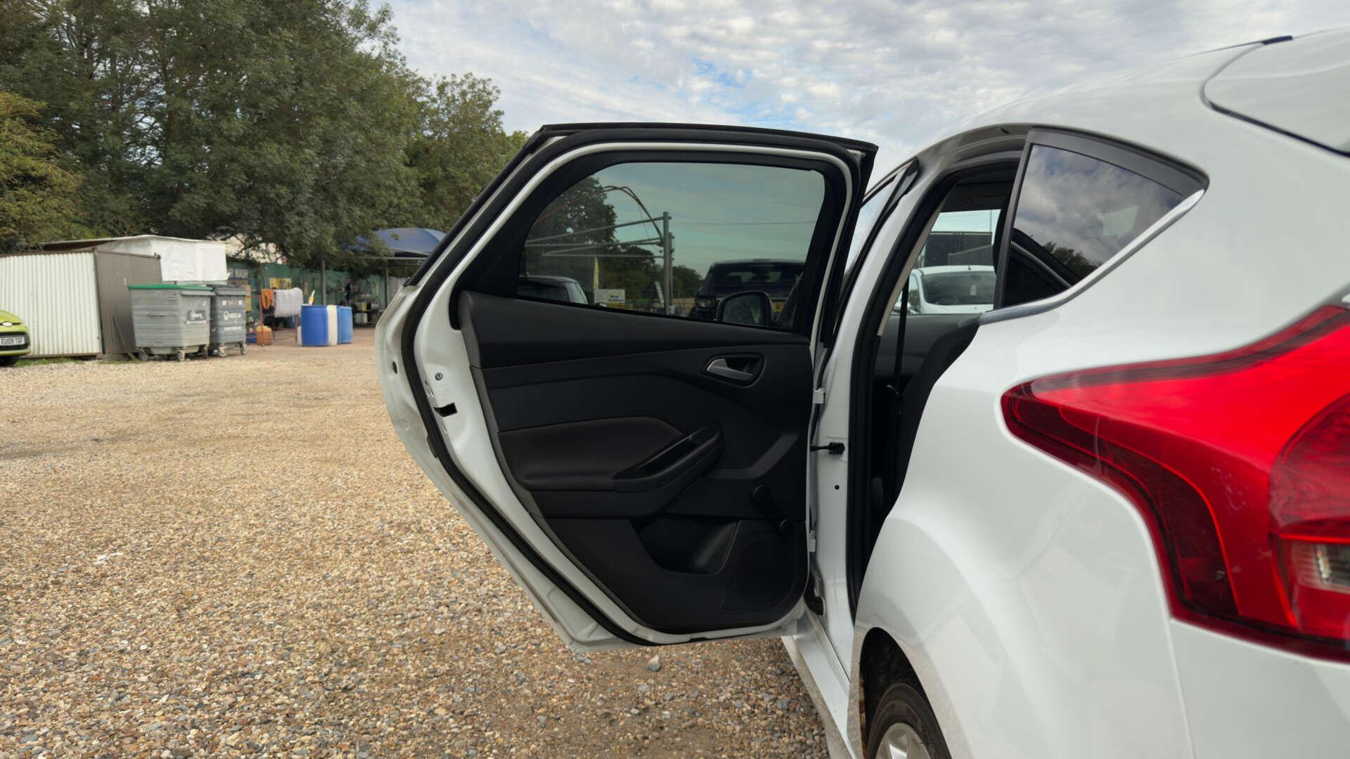Ford Focus view 38