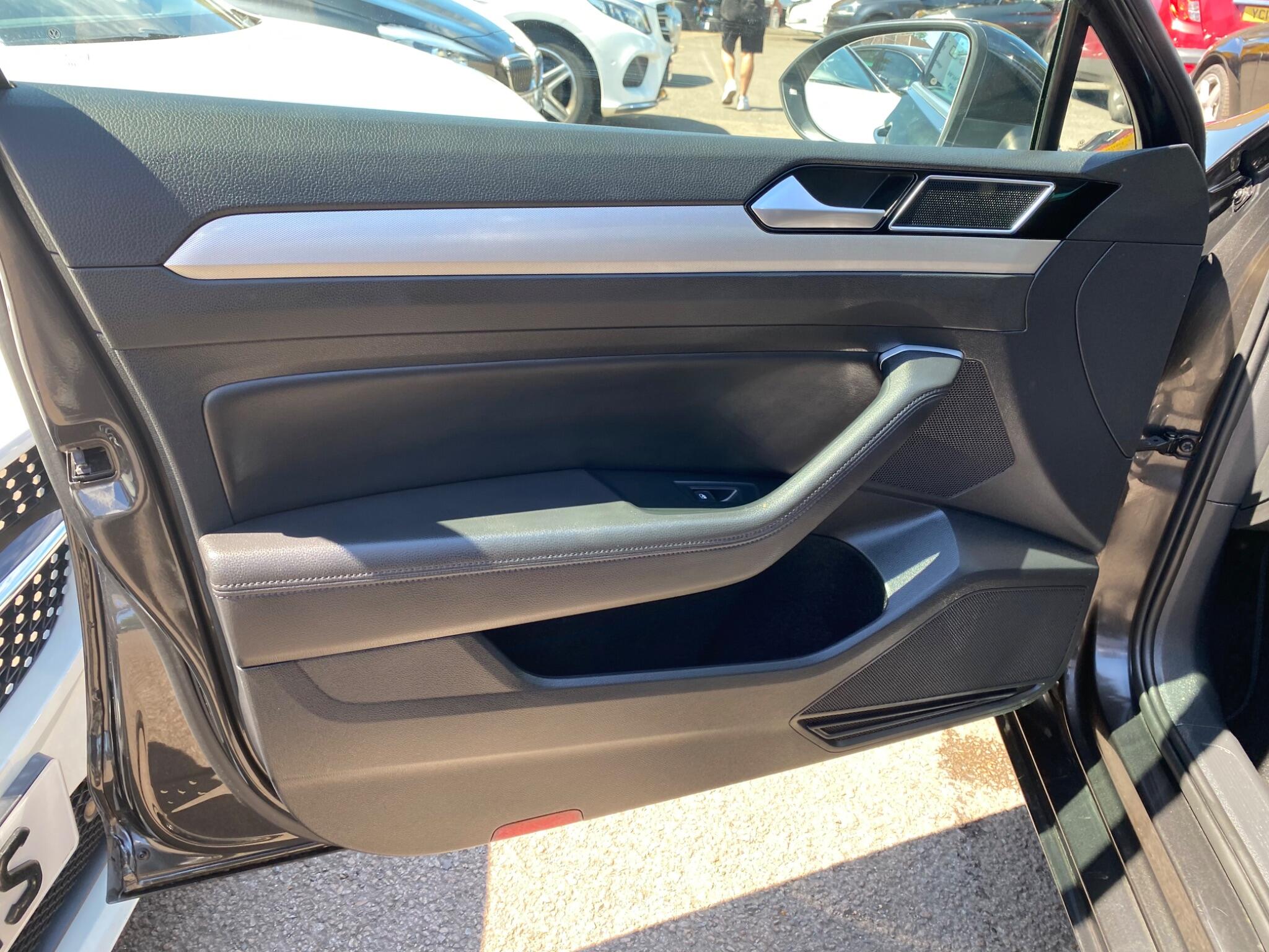 Volkswagen Passat view 38
