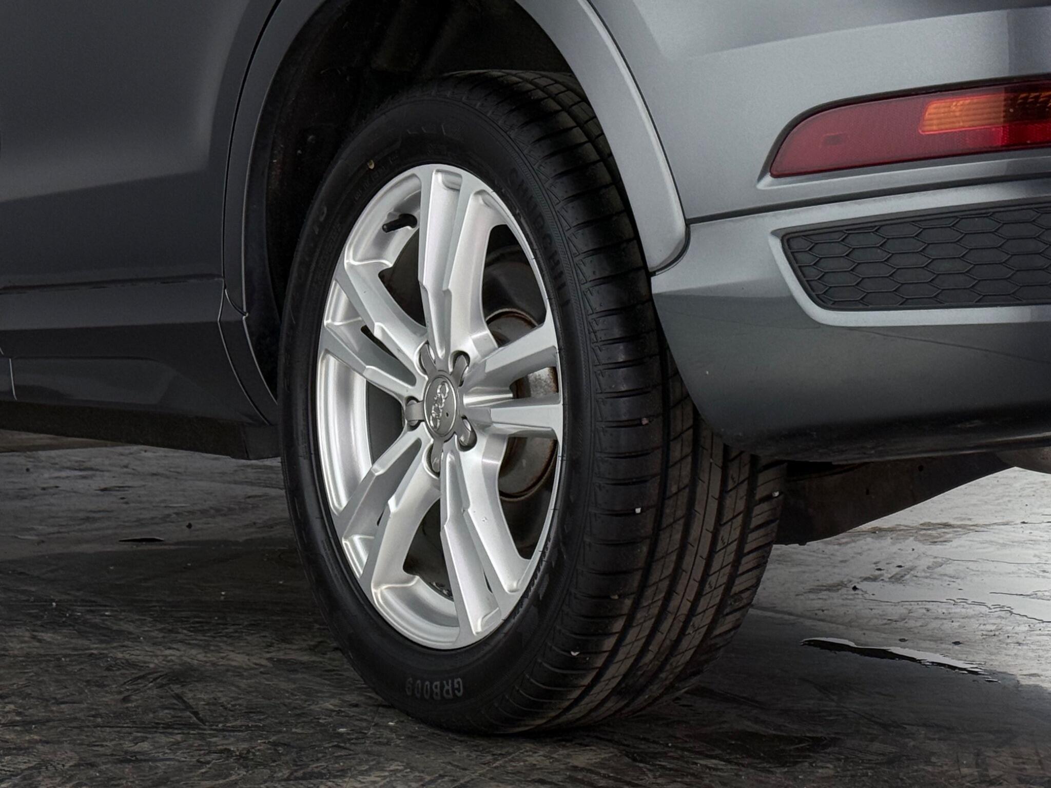 Audi Q3 view 8