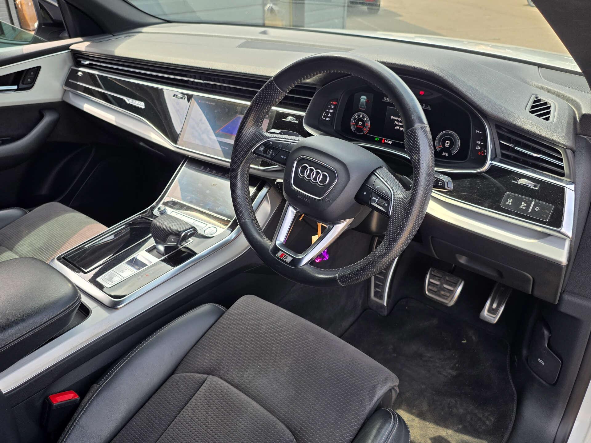Audi Q8 view 41