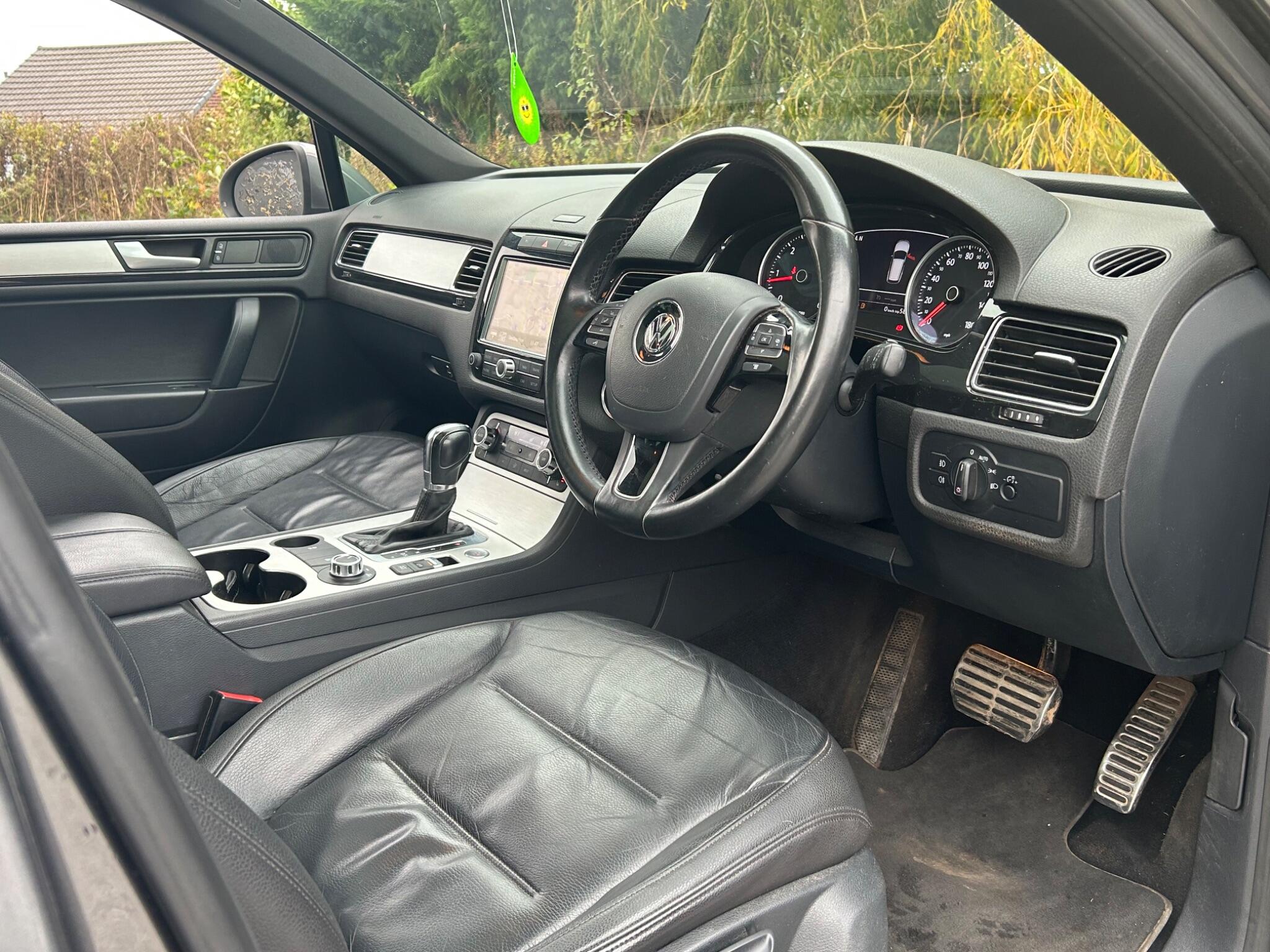 Volkswagen Touareg view 16