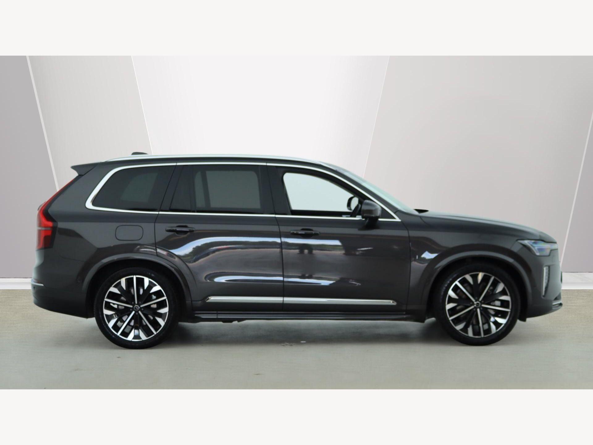 Volvo XC90 view 3
