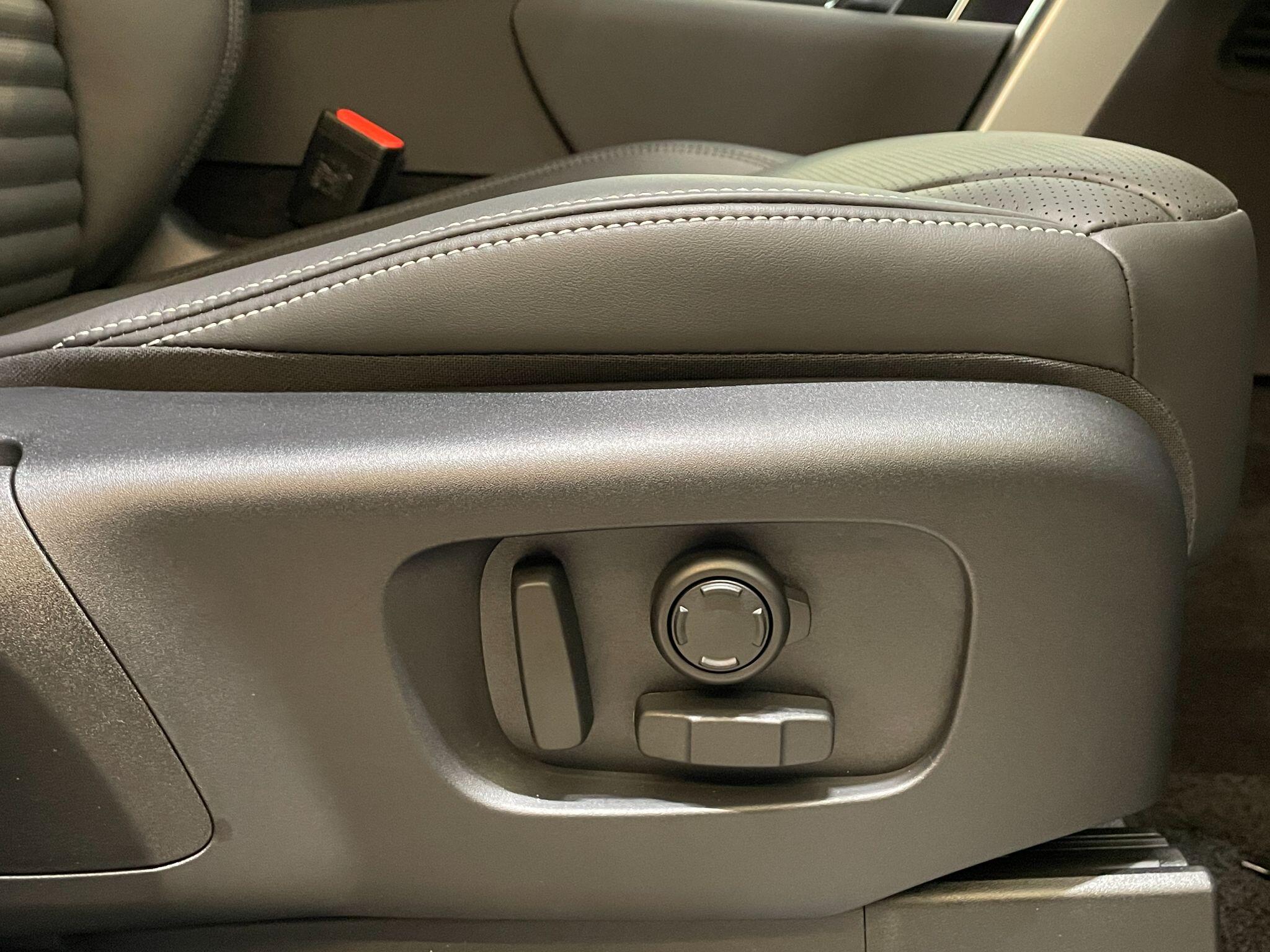 Land Rover Discovery view 12