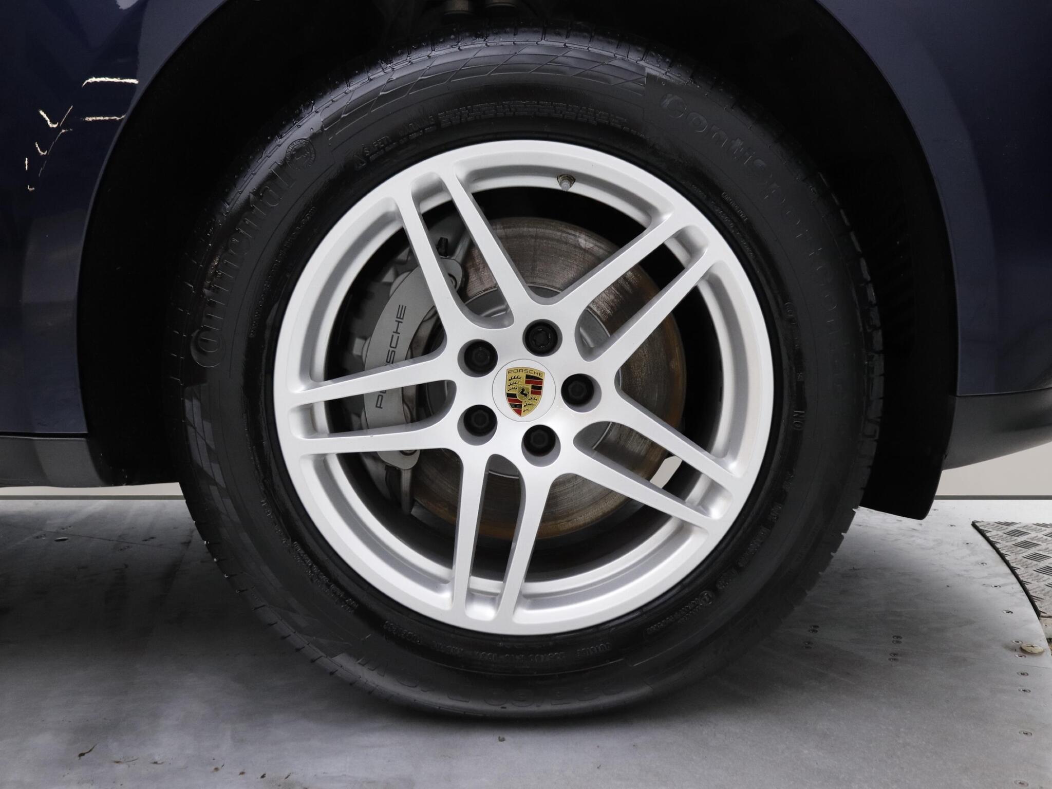 Porsche Macan view 8