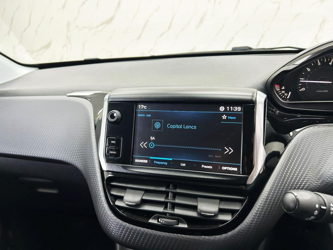Peugeot 208 view 11