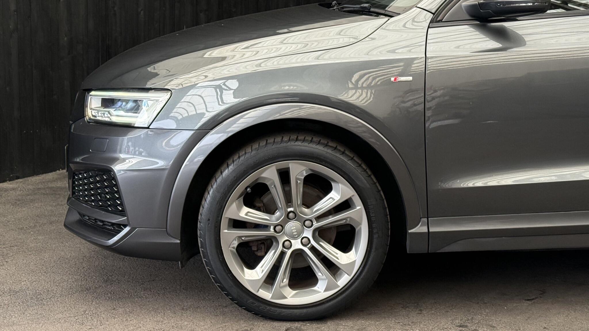 Audi Q3 view 10