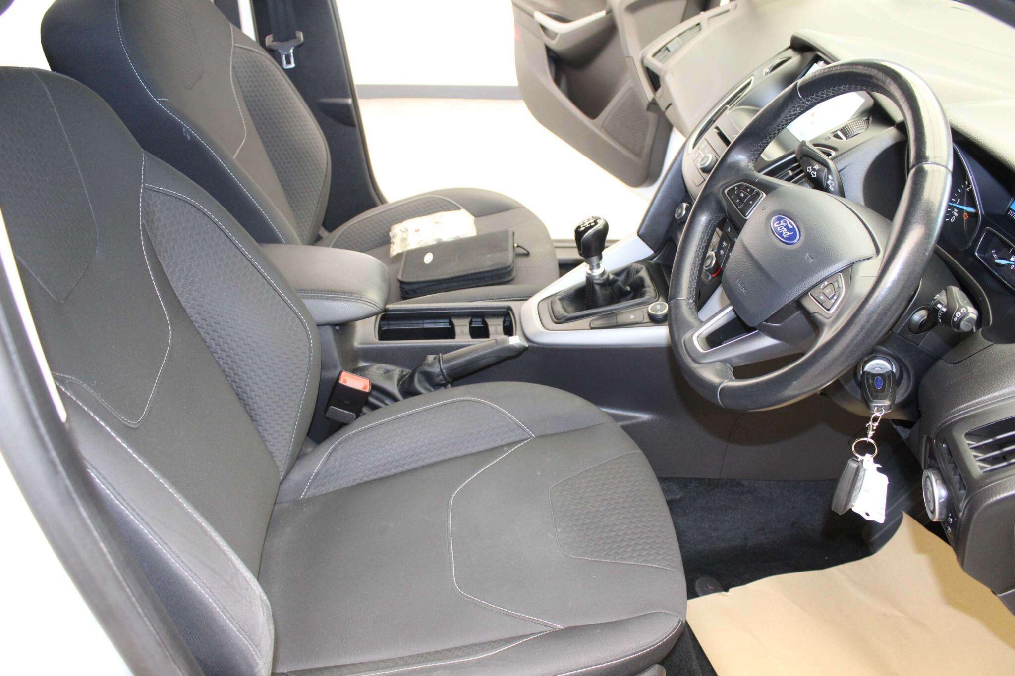 Ford Focus view 14