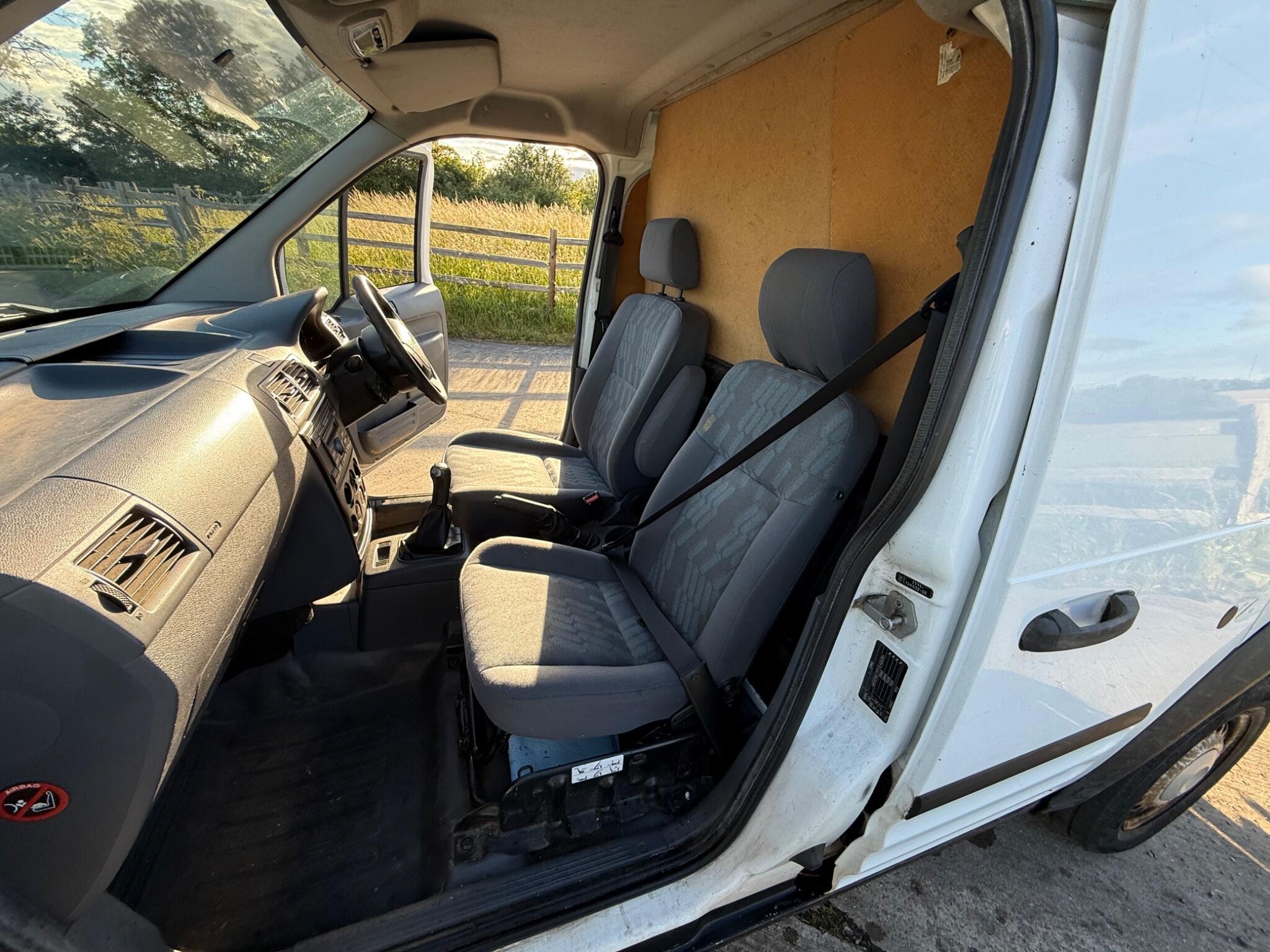 Ford Transit Connect 1.8 TDCi T200 LX L1 H1 4dr — photo 34 of 86