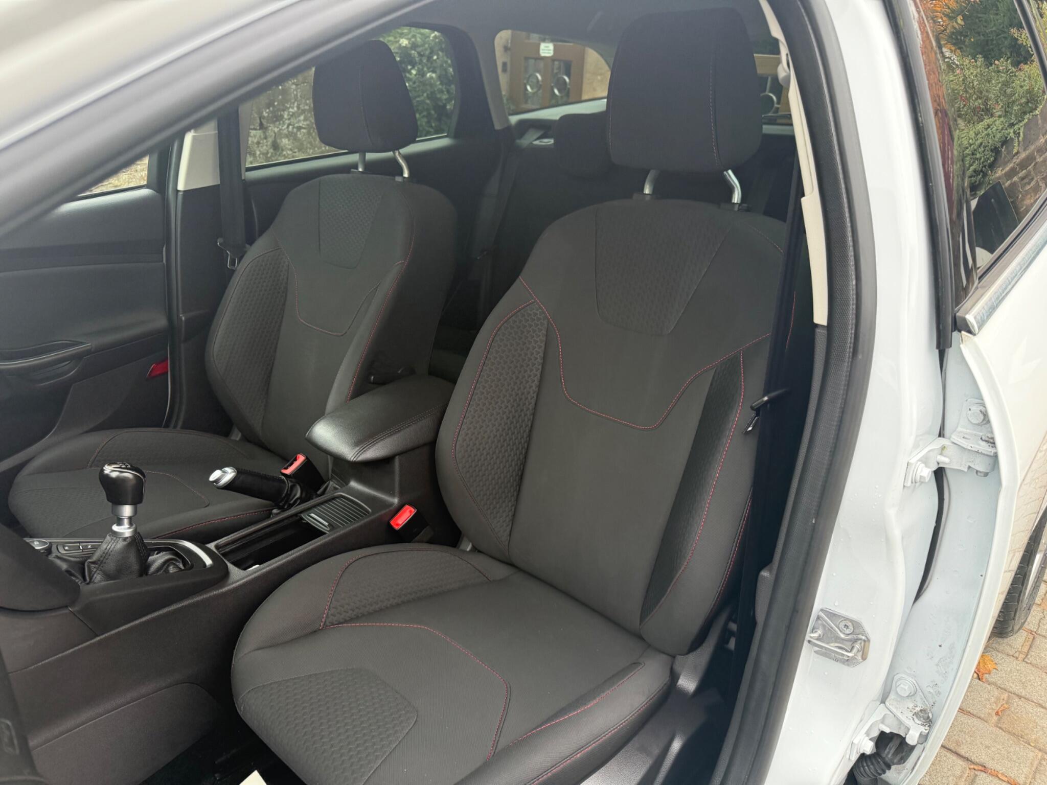 2015 Ford Focus image 13