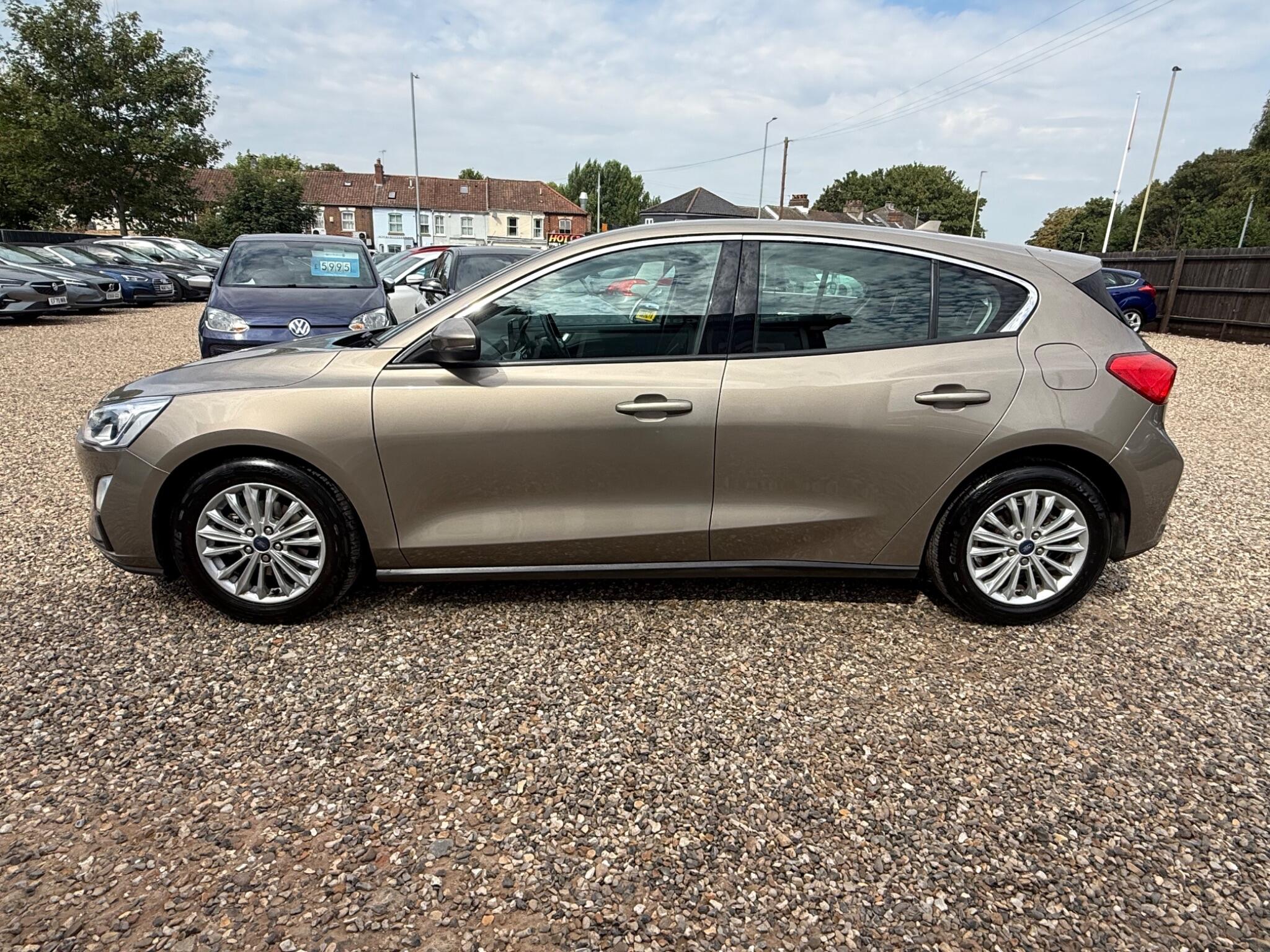 Ford Focus view 6