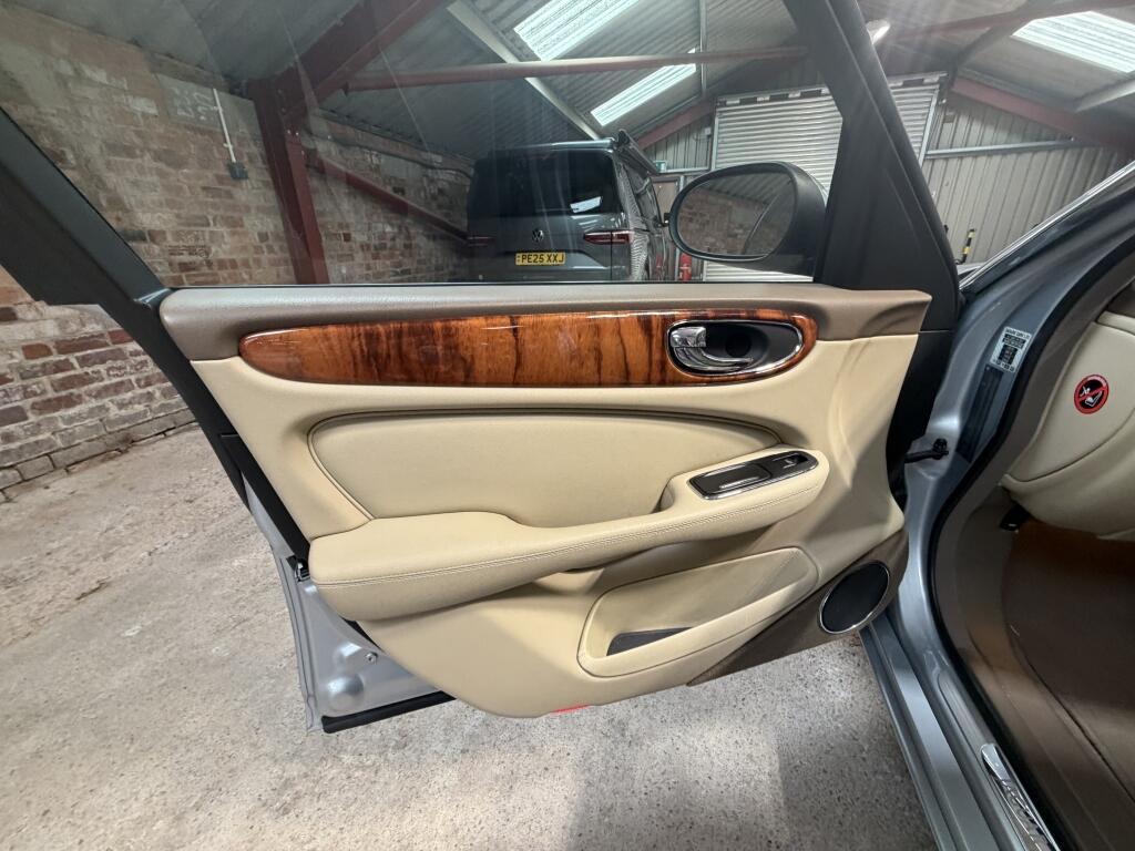 Jaguar XJ view 19