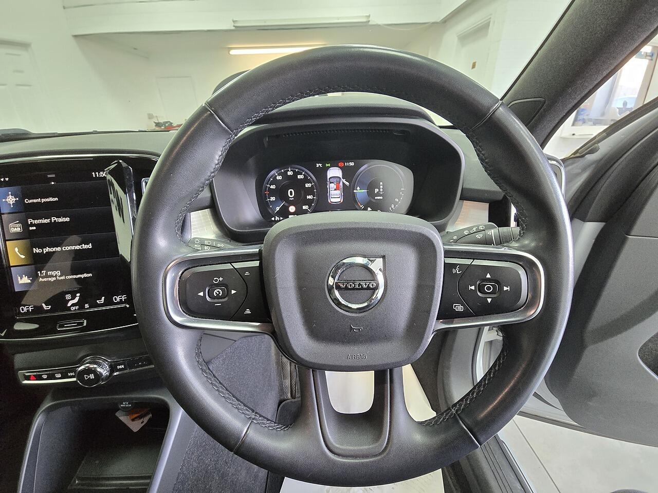 Volvo XC40 view 9