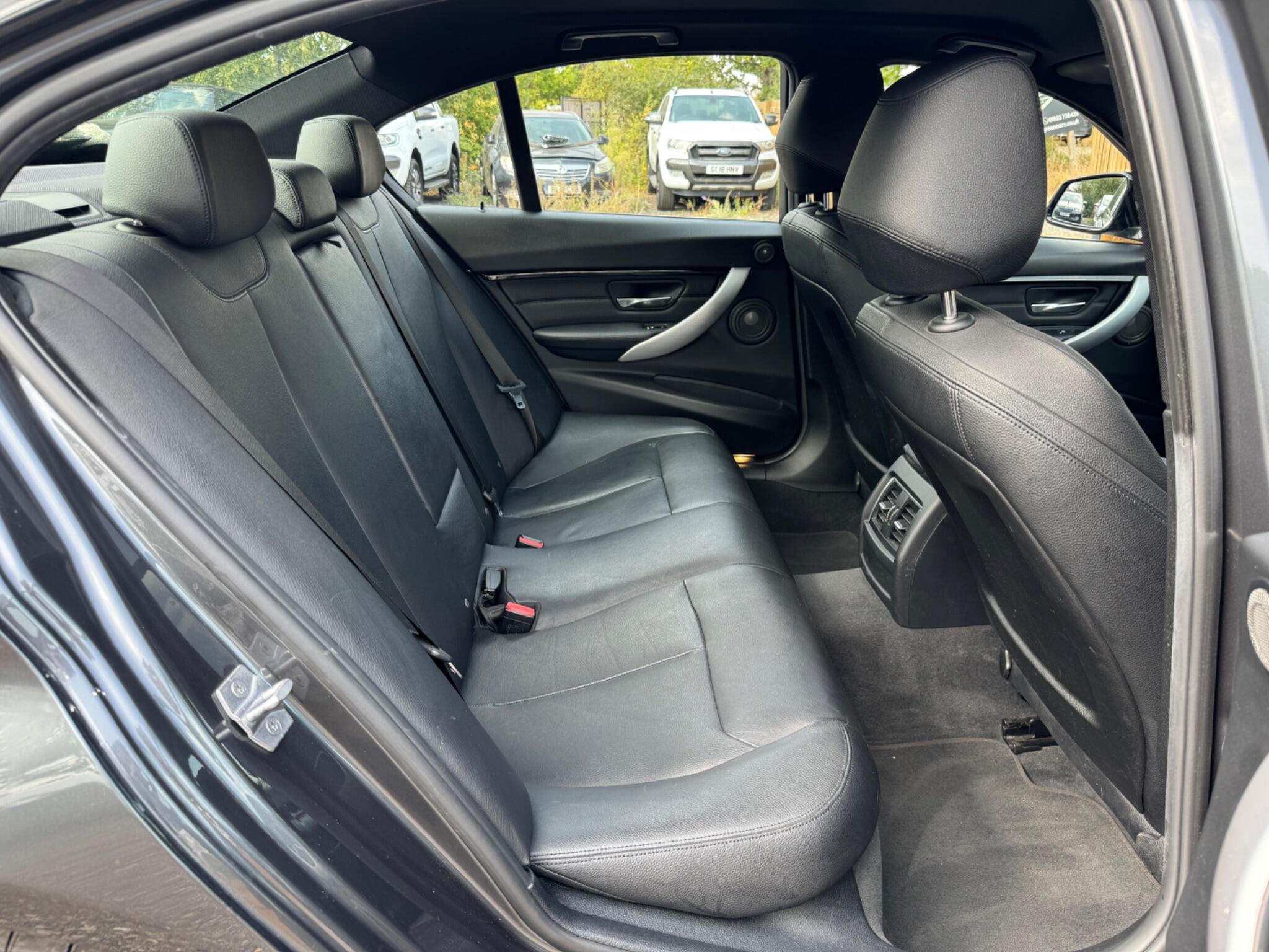 BMW 3 Series view 24