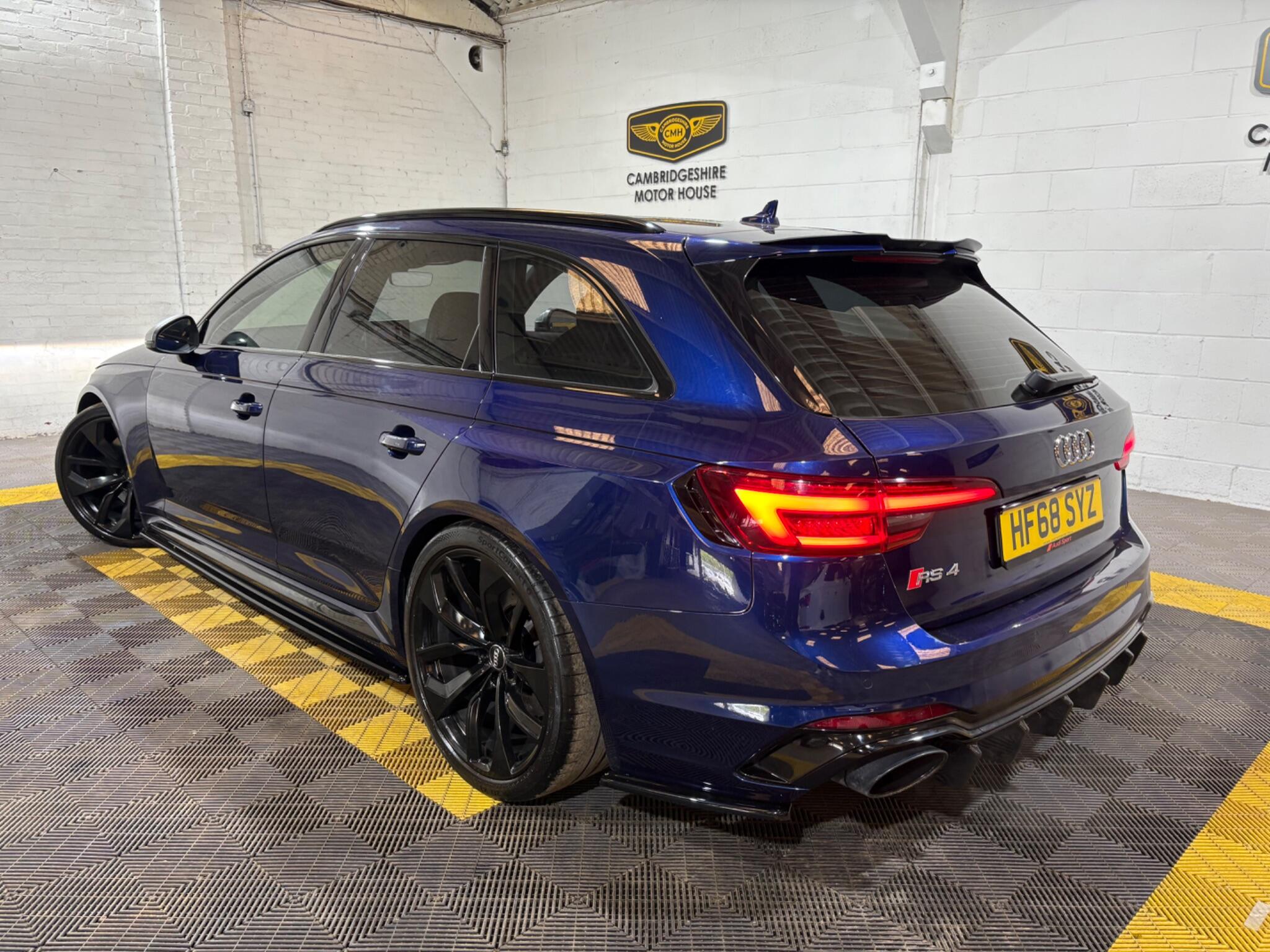 Audi RS4 Avant view 2