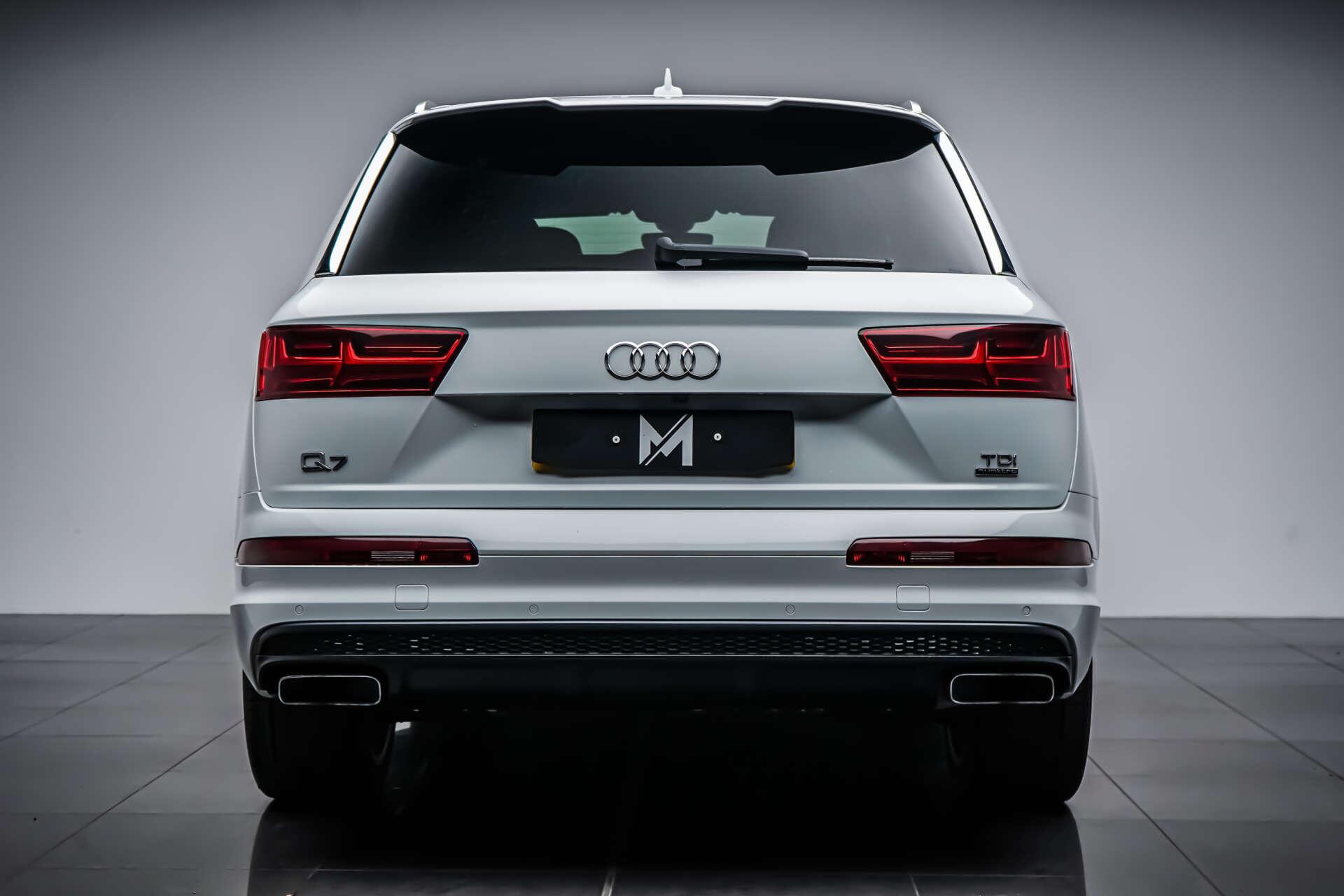 Audi Q7 view 4