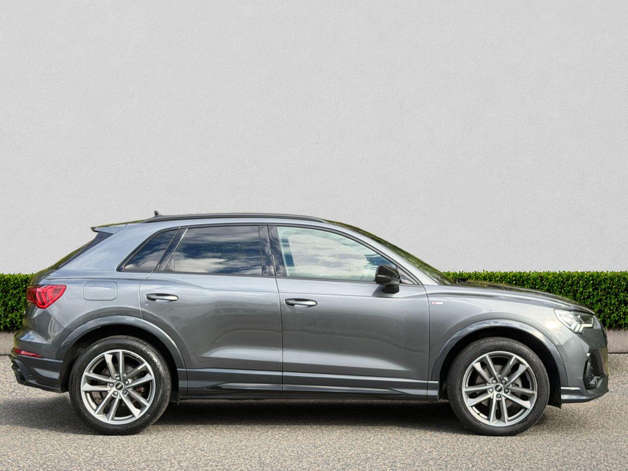 Audi Q3 view 8