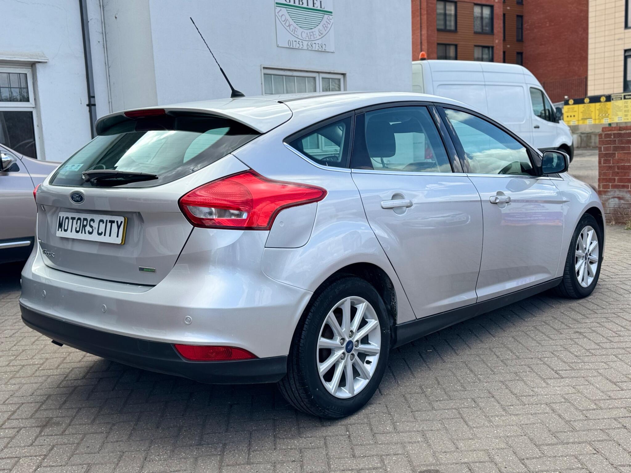 Ford Focus view 11