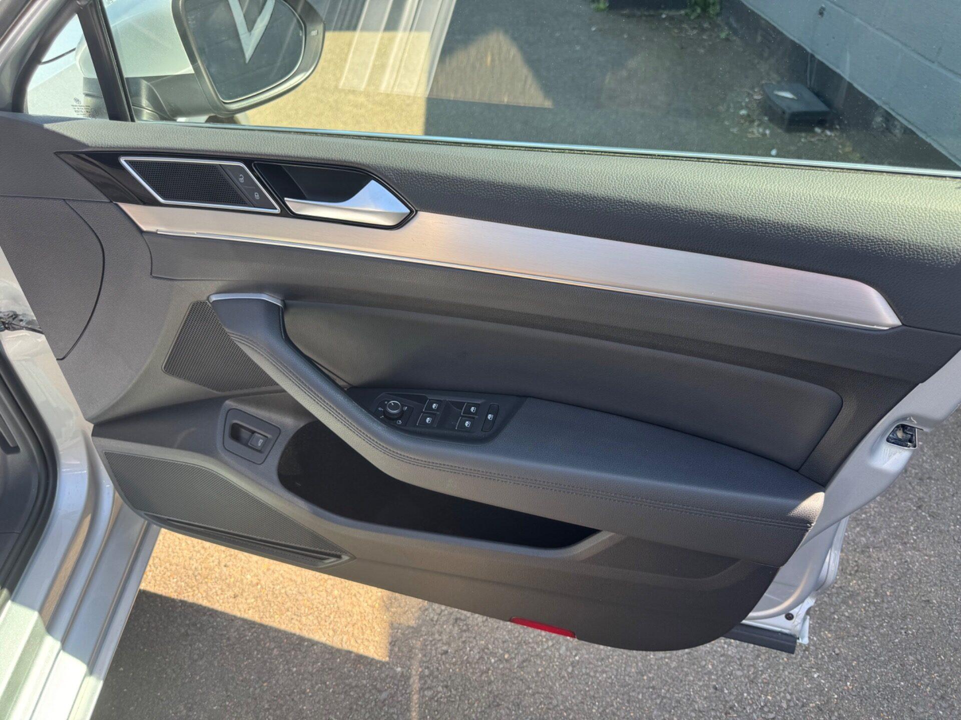 Volkswagen Passat view 26