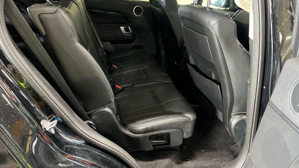 Land Rover Discovery view 3
