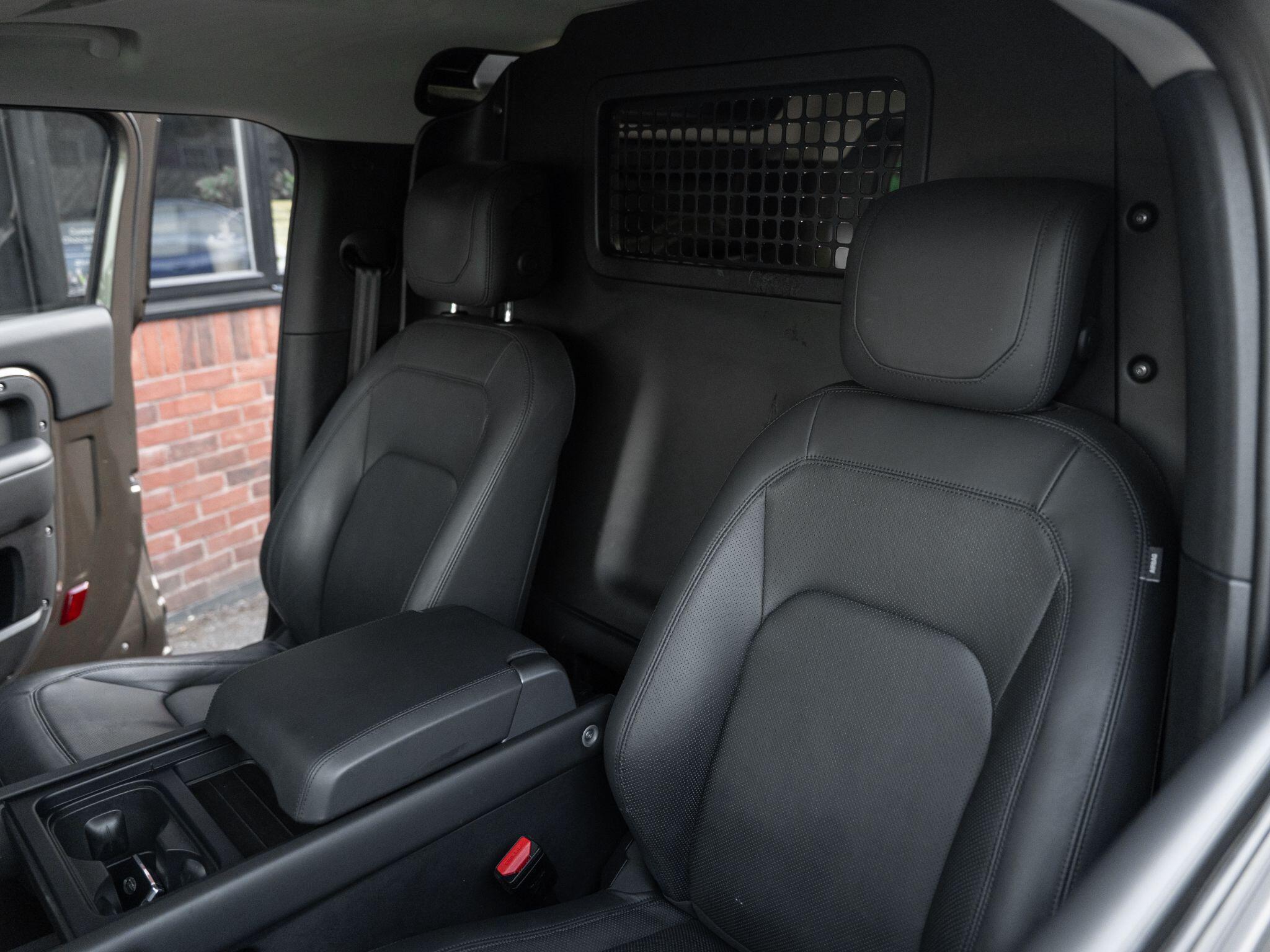 Land Rover Defender 90 view 46